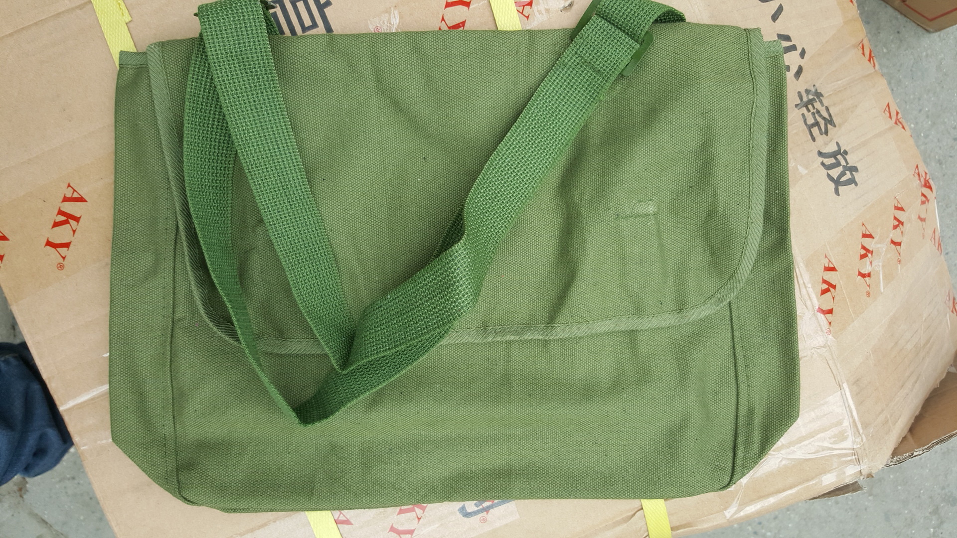 批发军绿色老式帆布挎包军训挎包演出挎包户外单肩包