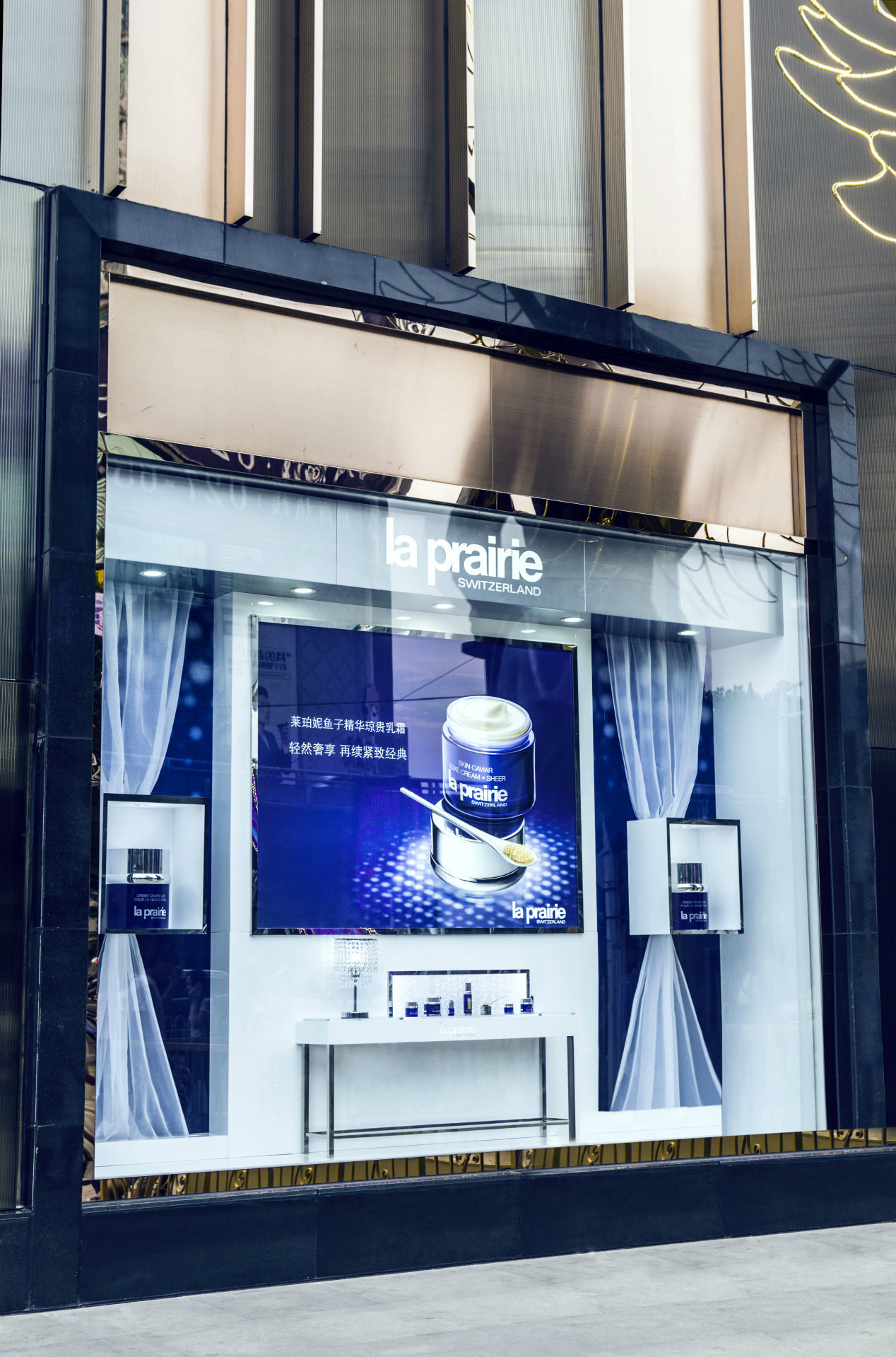 上海 专业化妆品橱窗设计,奢侈品展台橱窗制作,搭建