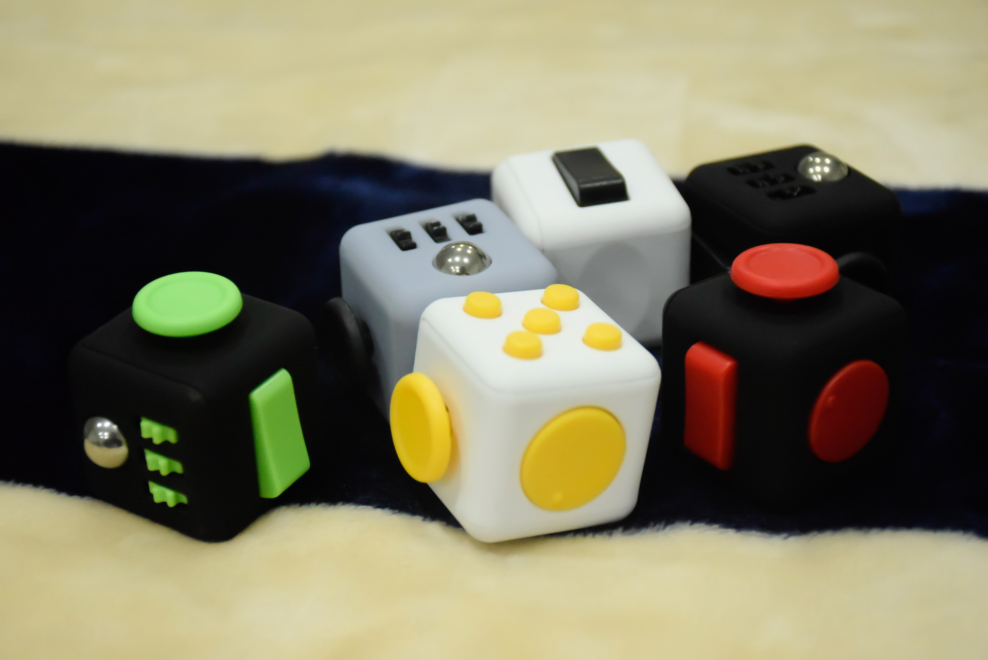 新美国fidget cube减压魔方解压抗压骰子集中注意力益智玩具焦虑