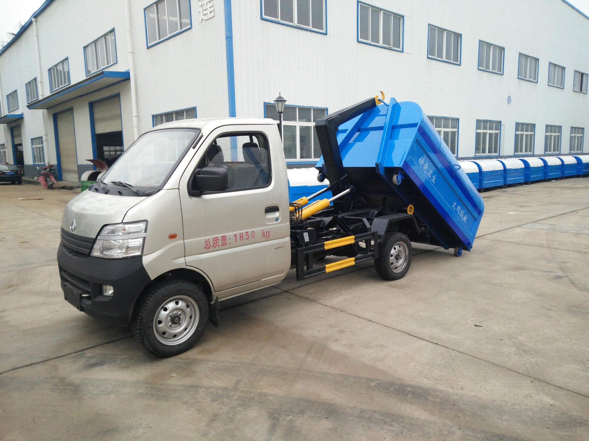 厂家供应长安3立方勾臂垃圾车