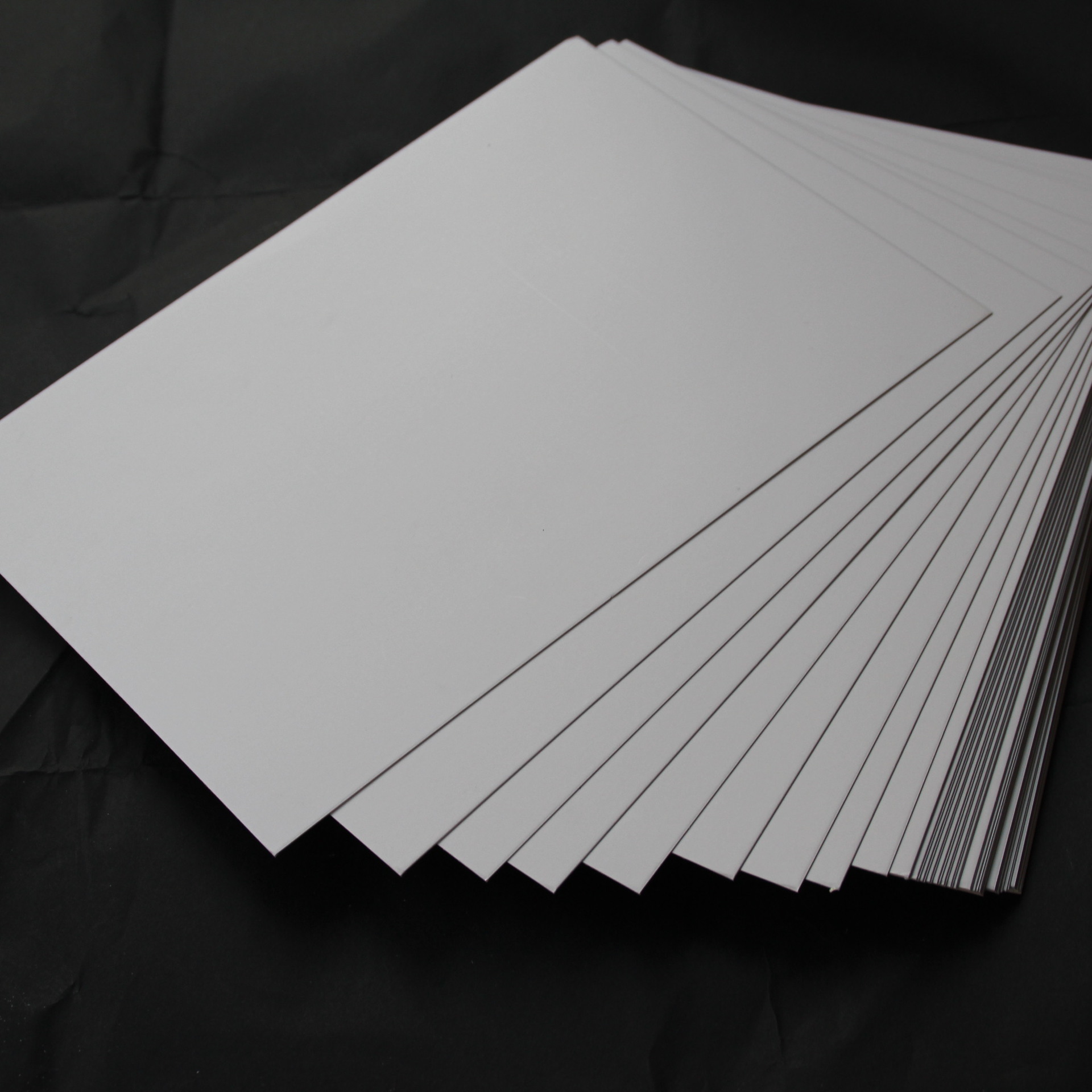 厂家批发a4白板纸卡纸250克内衬纸包装纸现货