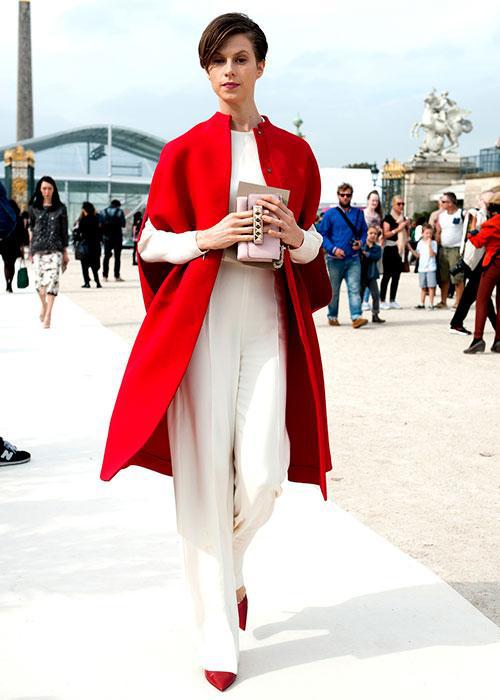 红色上衣与白色裤装,裙装的搭配也很受欢迎,好好选择吧.