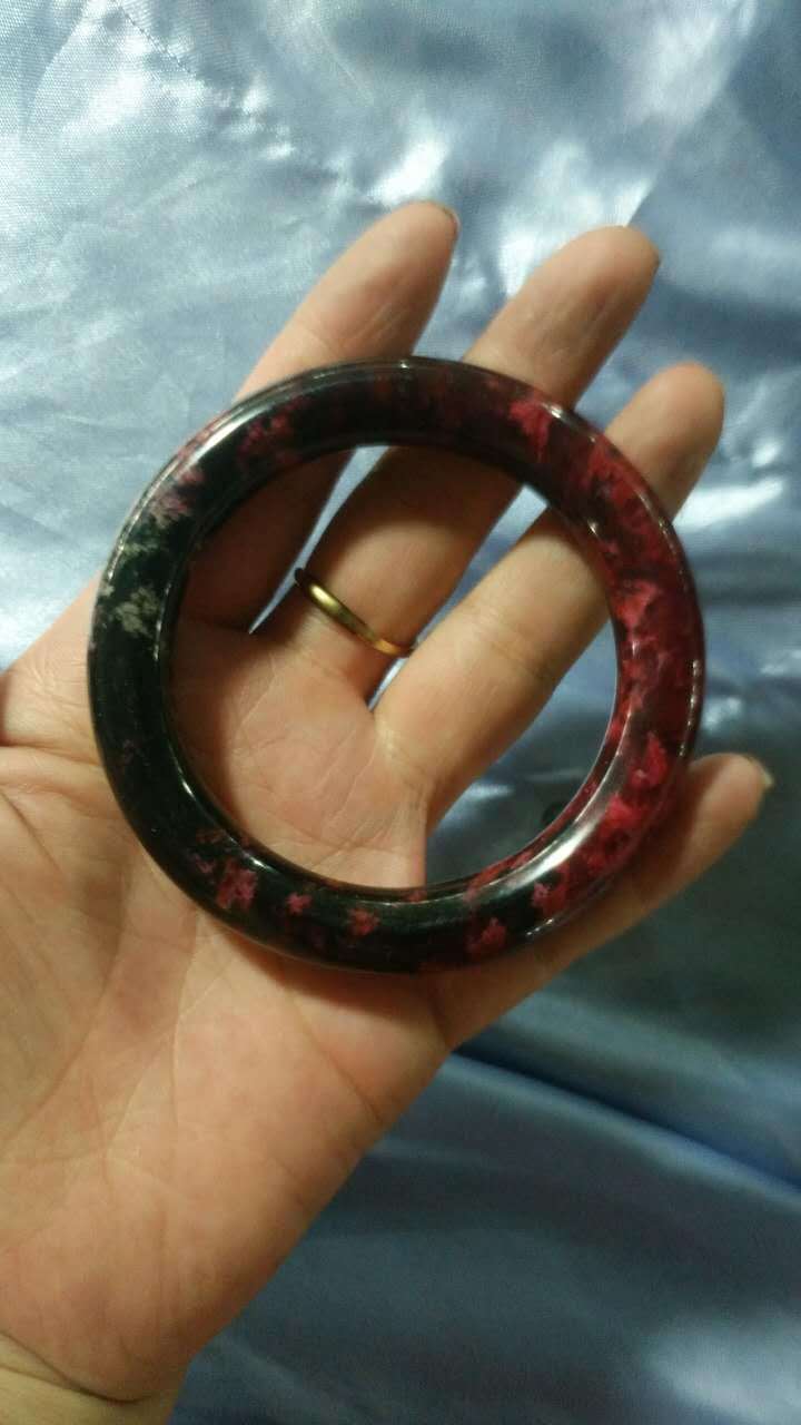 新颖桃花玉手镯 岫玉梅花玉石女款镯子 桃花玉圆条手镯