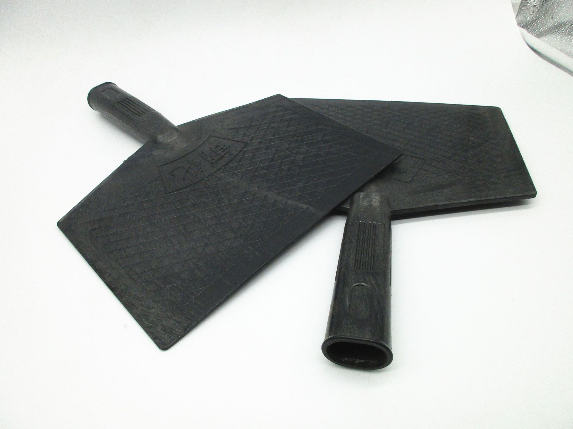 供应塑料钢化托灰板 塑料拖灰板 小黑色加厚泥板建筑塑料拖泥板量