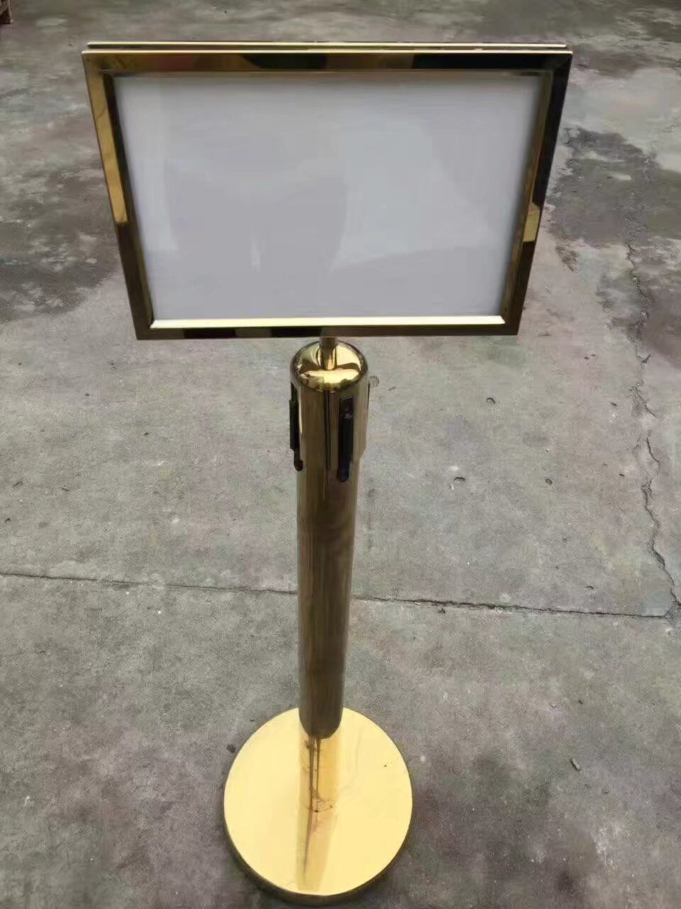 不锈钢a4纸横向竖向插牌 a3广告牌隔离带插牌 烤漆伸缩带插牌