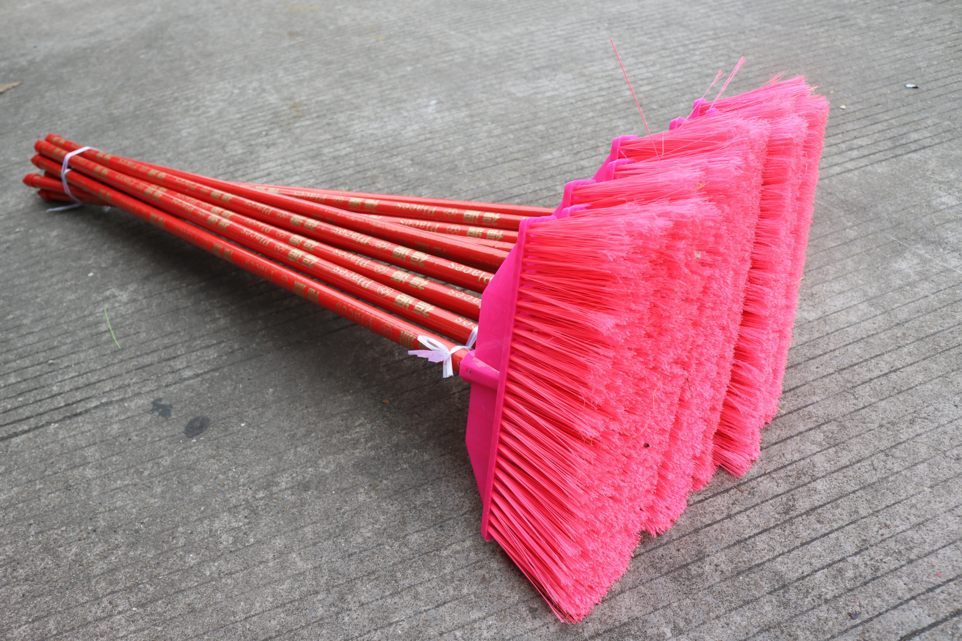 地摊批发家用学校环卫扫把 新产品家居清洁扫把 硬毛塑料胶扫把