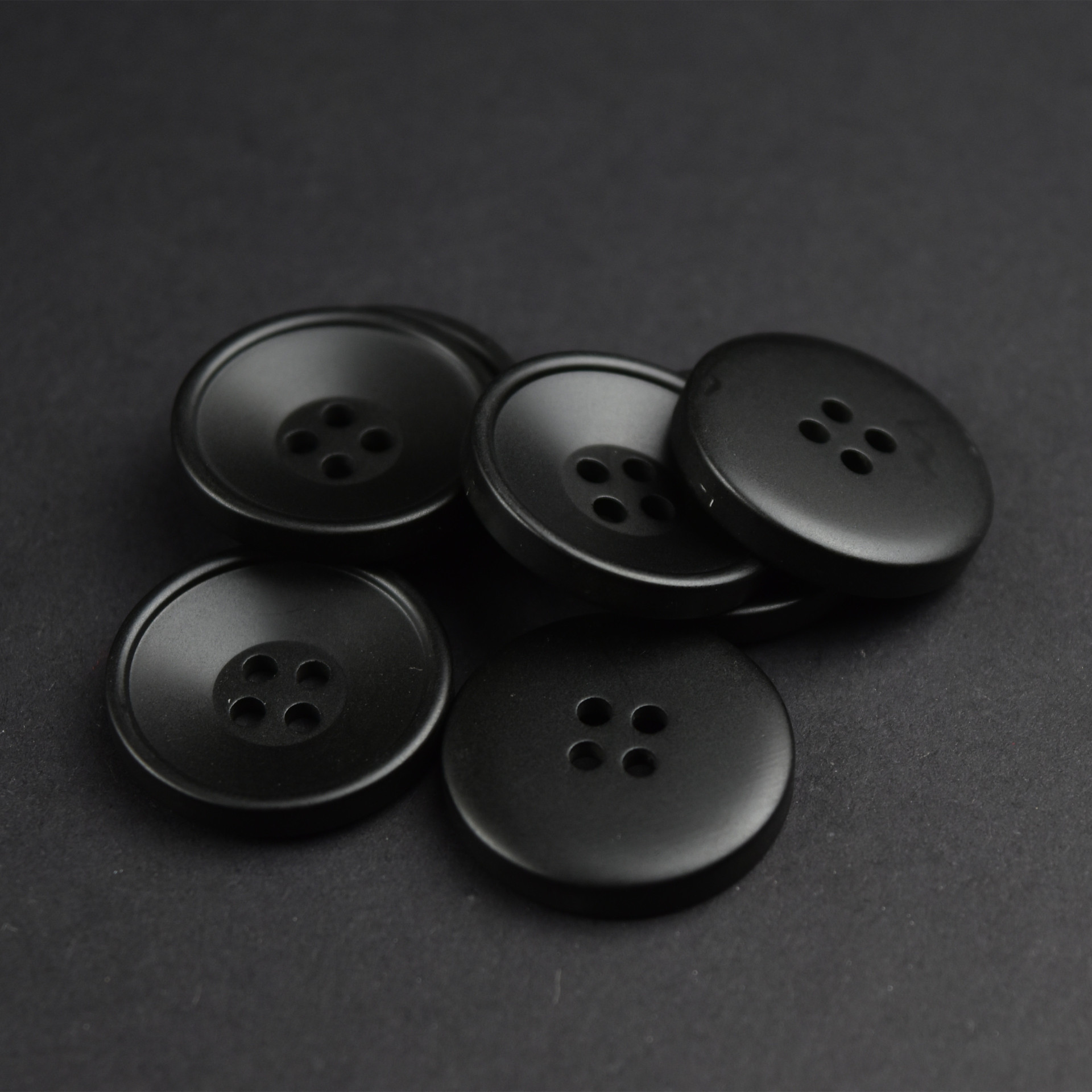 厂家直销黑色大衣纽扣四眼碗型细边树脂扣喷漆扣女装毛呢大衣扣