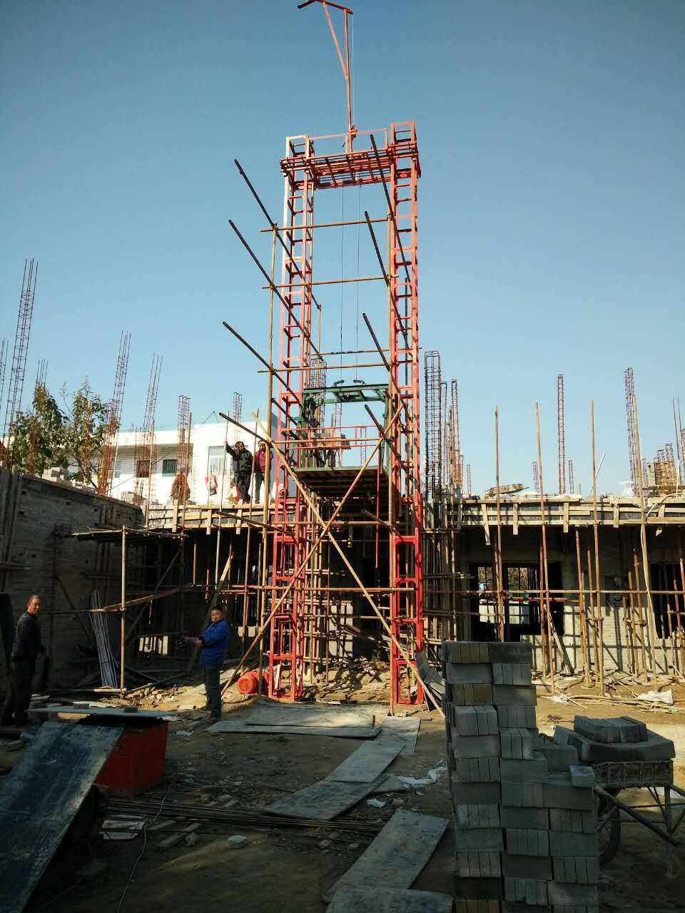 建筑施工用新型自升龙门架 sse150型龙门架升降机