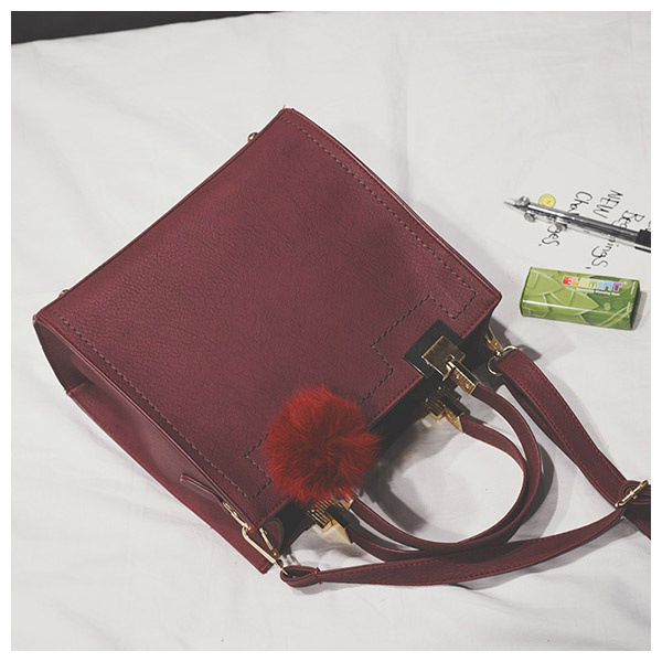 2020 Autumn and Winter New Fur Ball Small Square Bag Women's Bag Simple Handbag New Commuter Shoulder Bag Messenger Bag