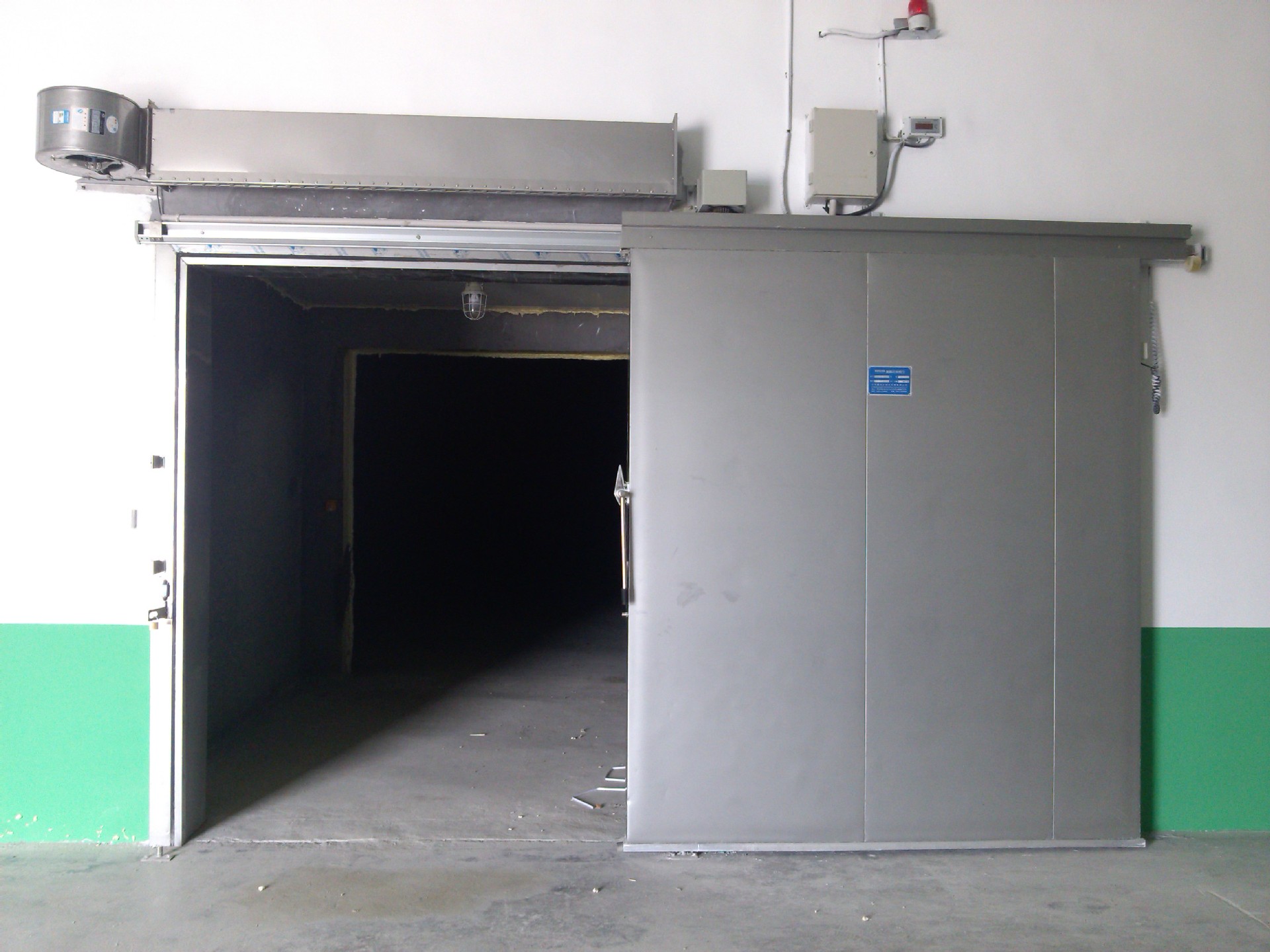 立衡公司电动及手动冷库门保温门平开门平移门定制安装