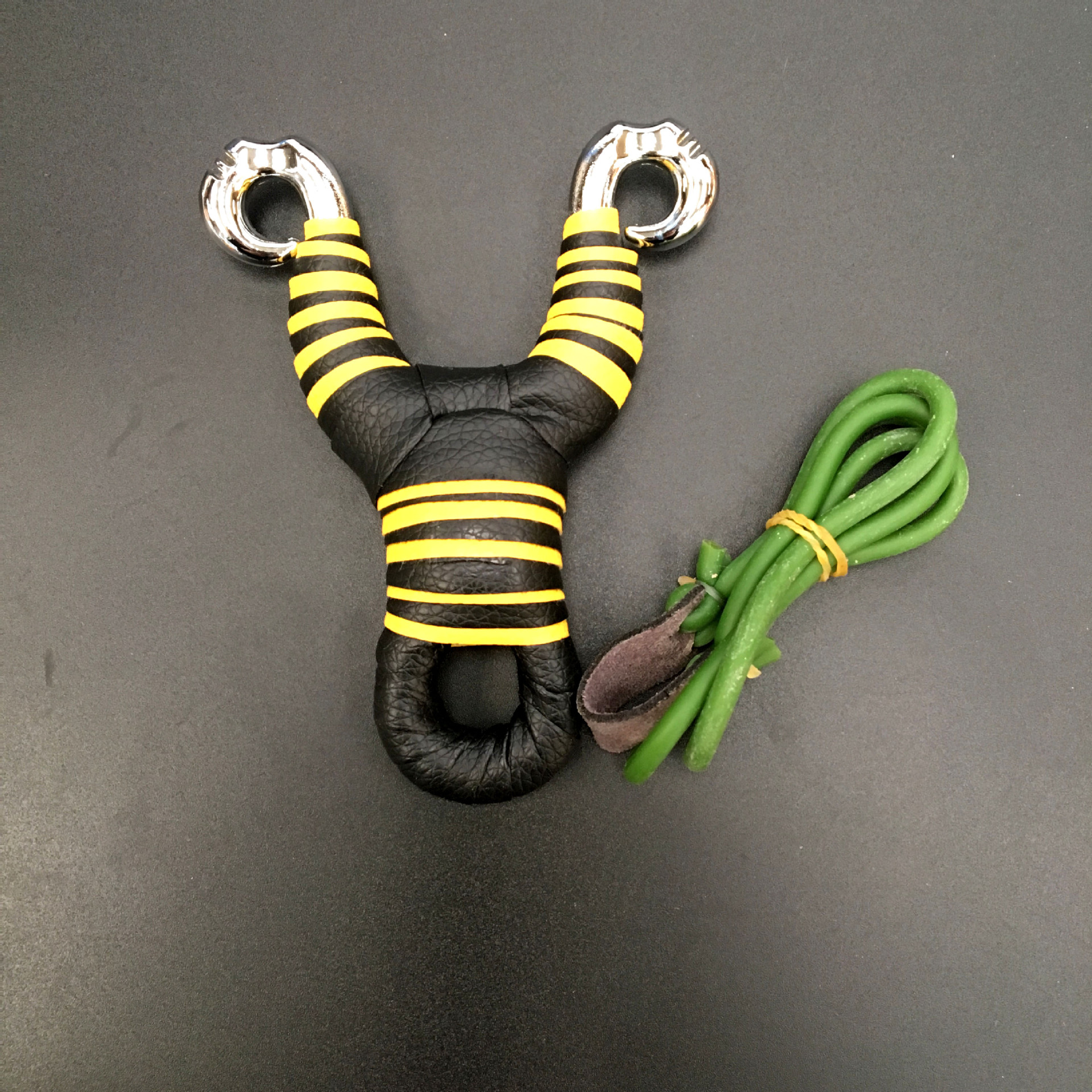 厂家批发闪电扁皮弹弓 冷弯弹弓传统户外用品