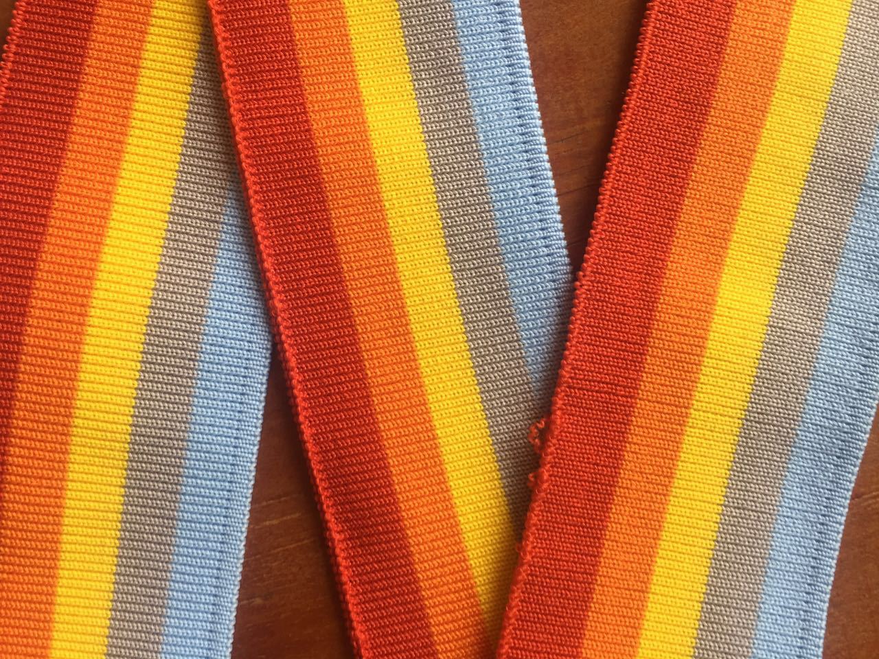 时尚女装_厂家直销 横机面料 时尚女装 彩条拼色卫衣罗纹 - 阿里巴巴