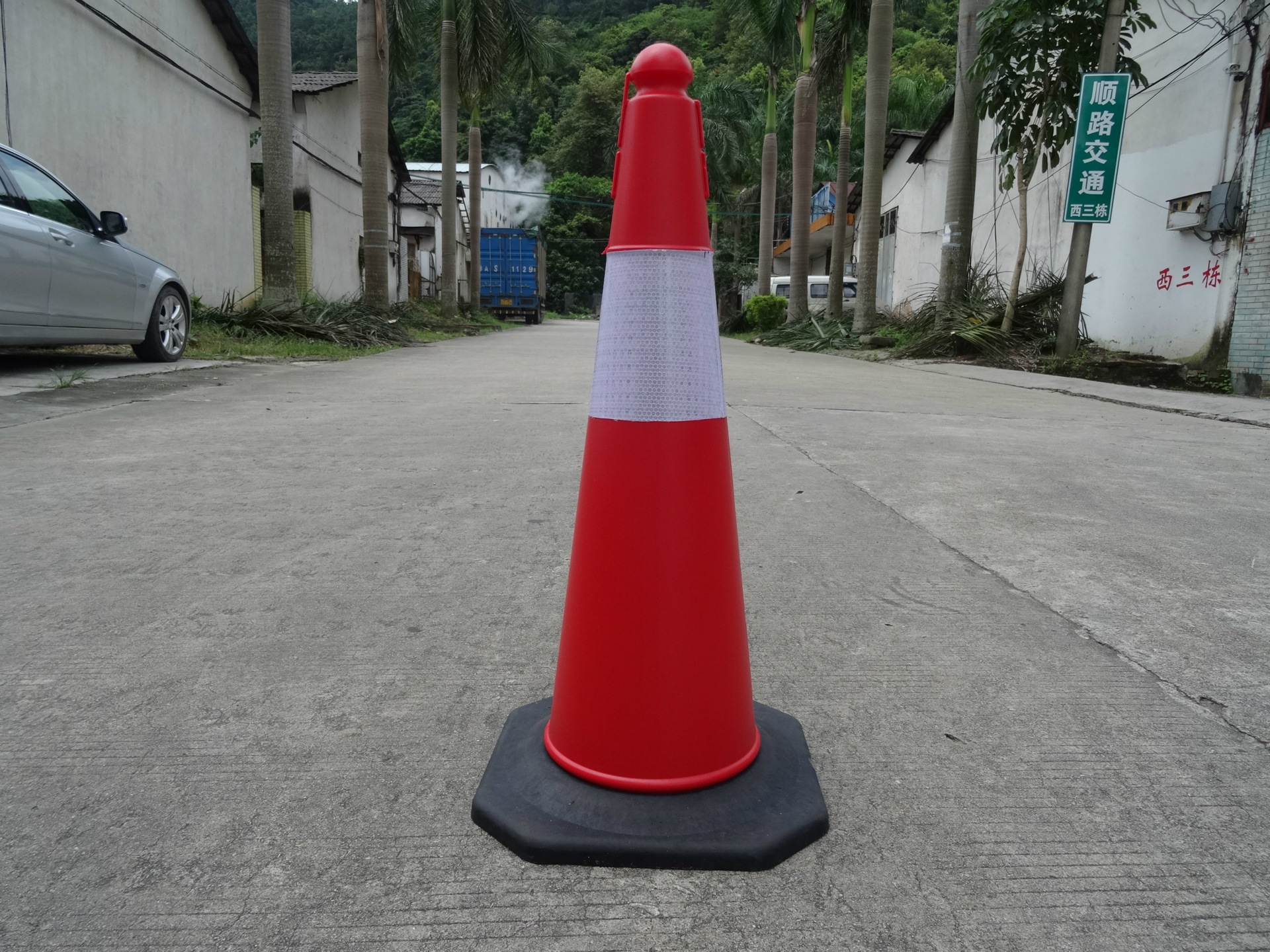 红pvc路锥圆锥雪糕桶反光路锥禁止停车路障警示锥香港路锥700路锥