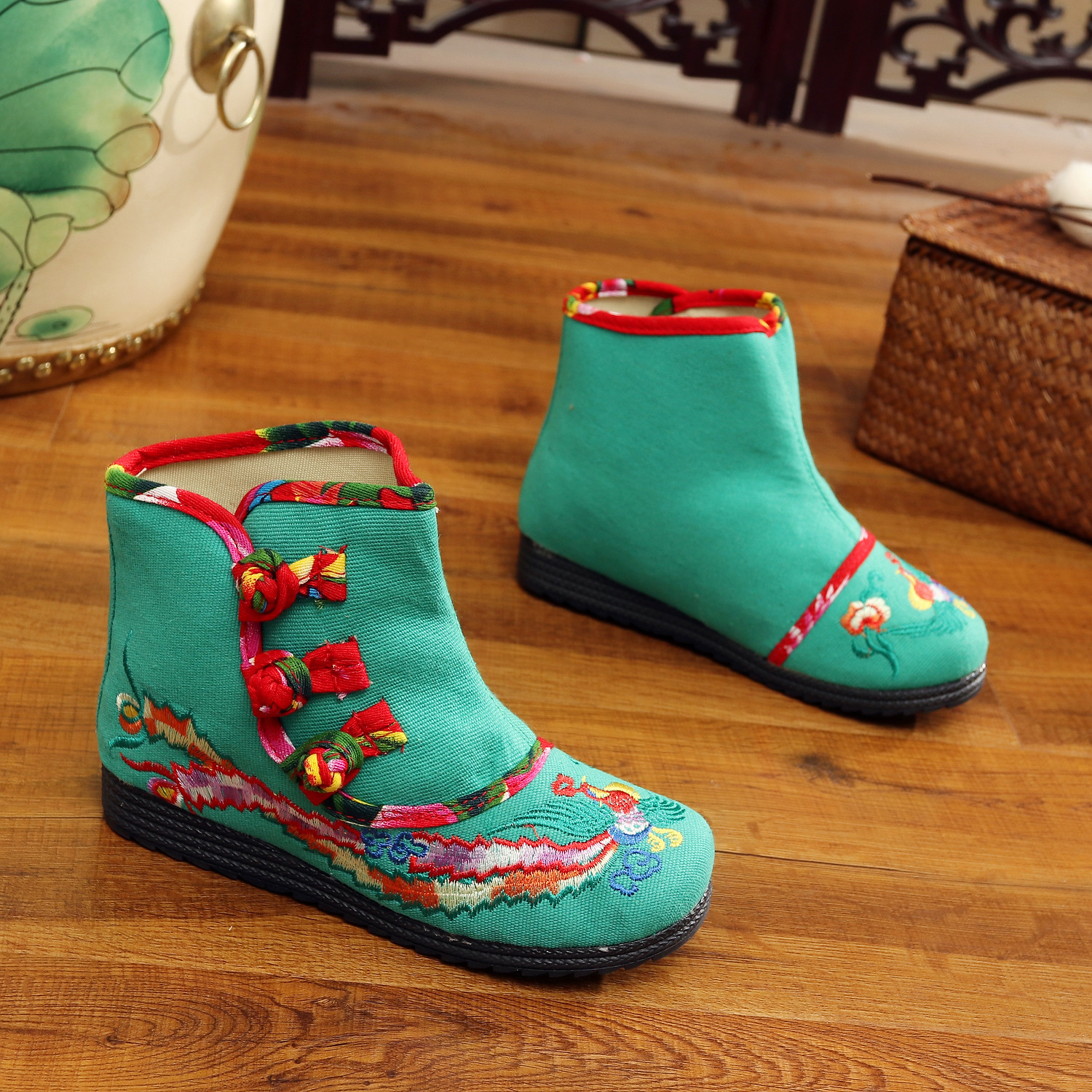 中小童 老北京绣花儿童单低筒棉布靴子民族风盘扣童靴