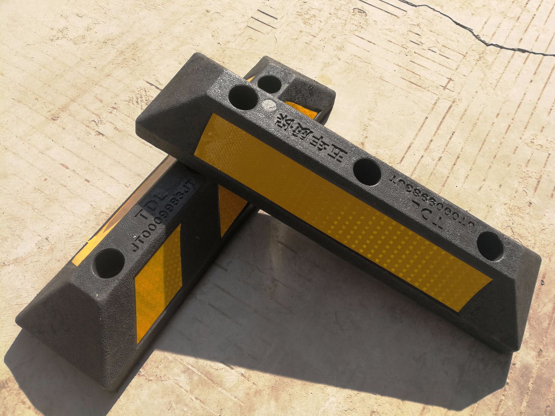 橡塑定位器厂家直供五年质保橡胶车轮挡车器 停车场交通设施批发