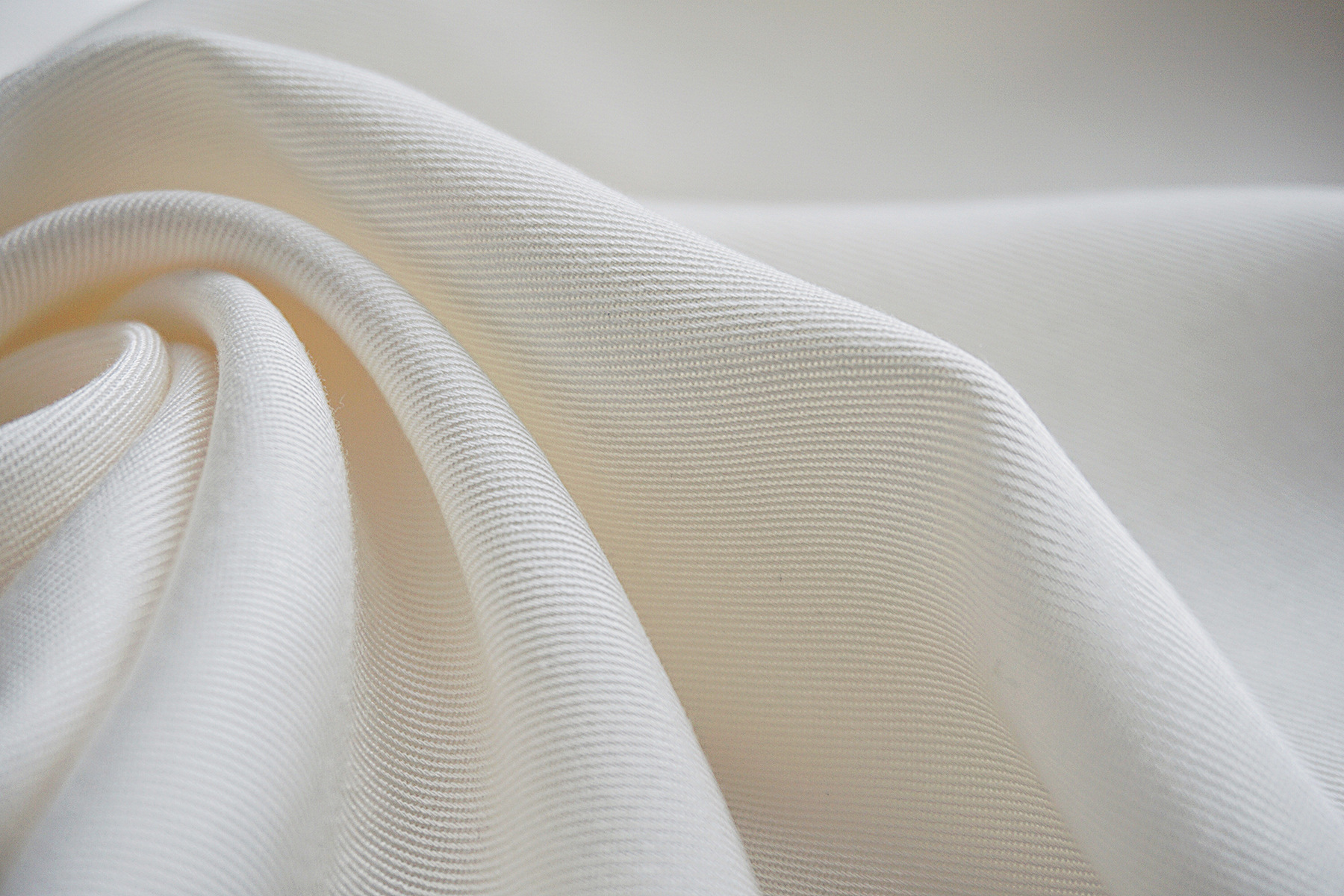 21*21人棉斜纹布料批发 加厚纱卡裙子外套半漂服装面料 现货