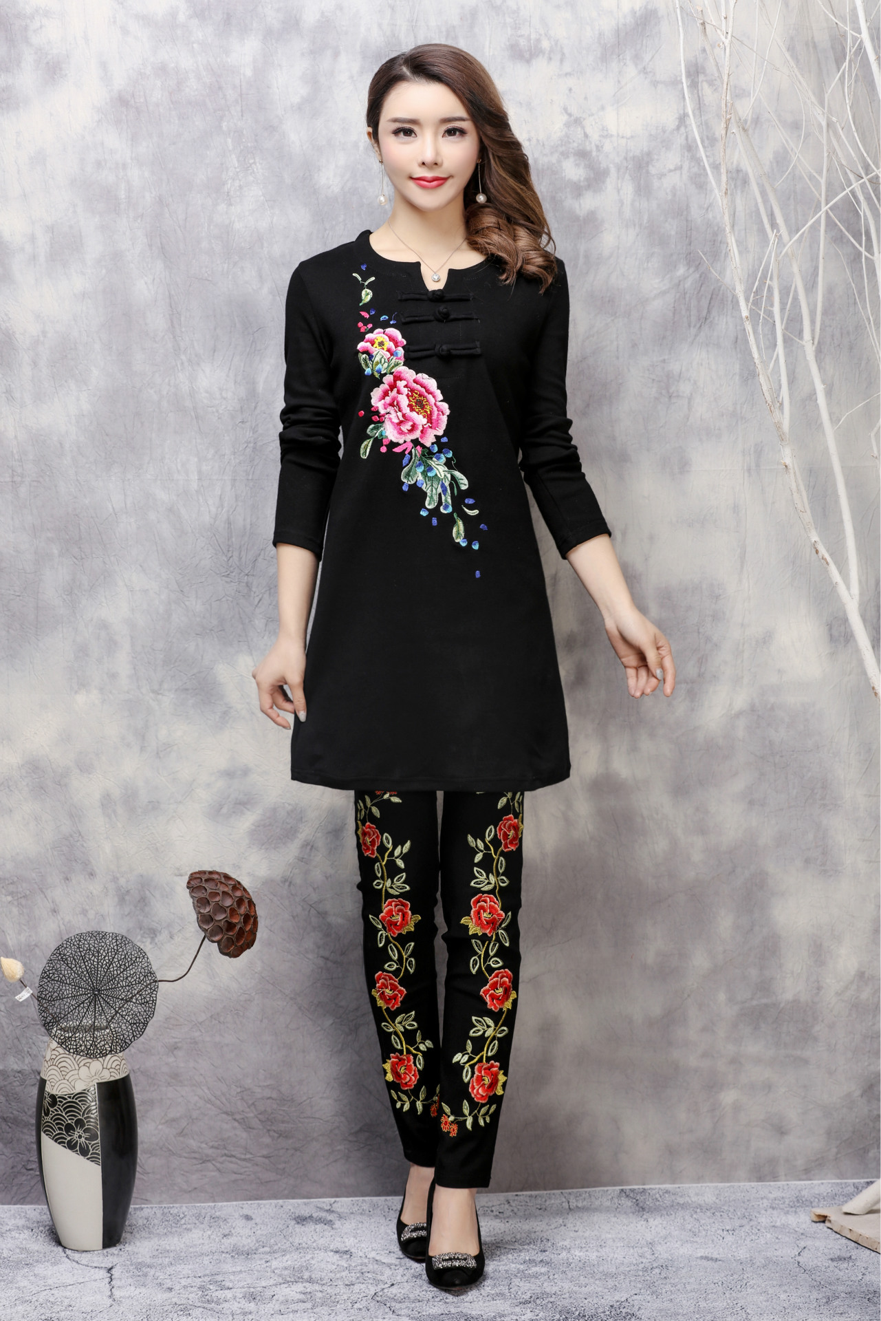 服装厂家绣花春秋季女连衣裙长袖中年妈妈装品牌秋冬女装批发代理