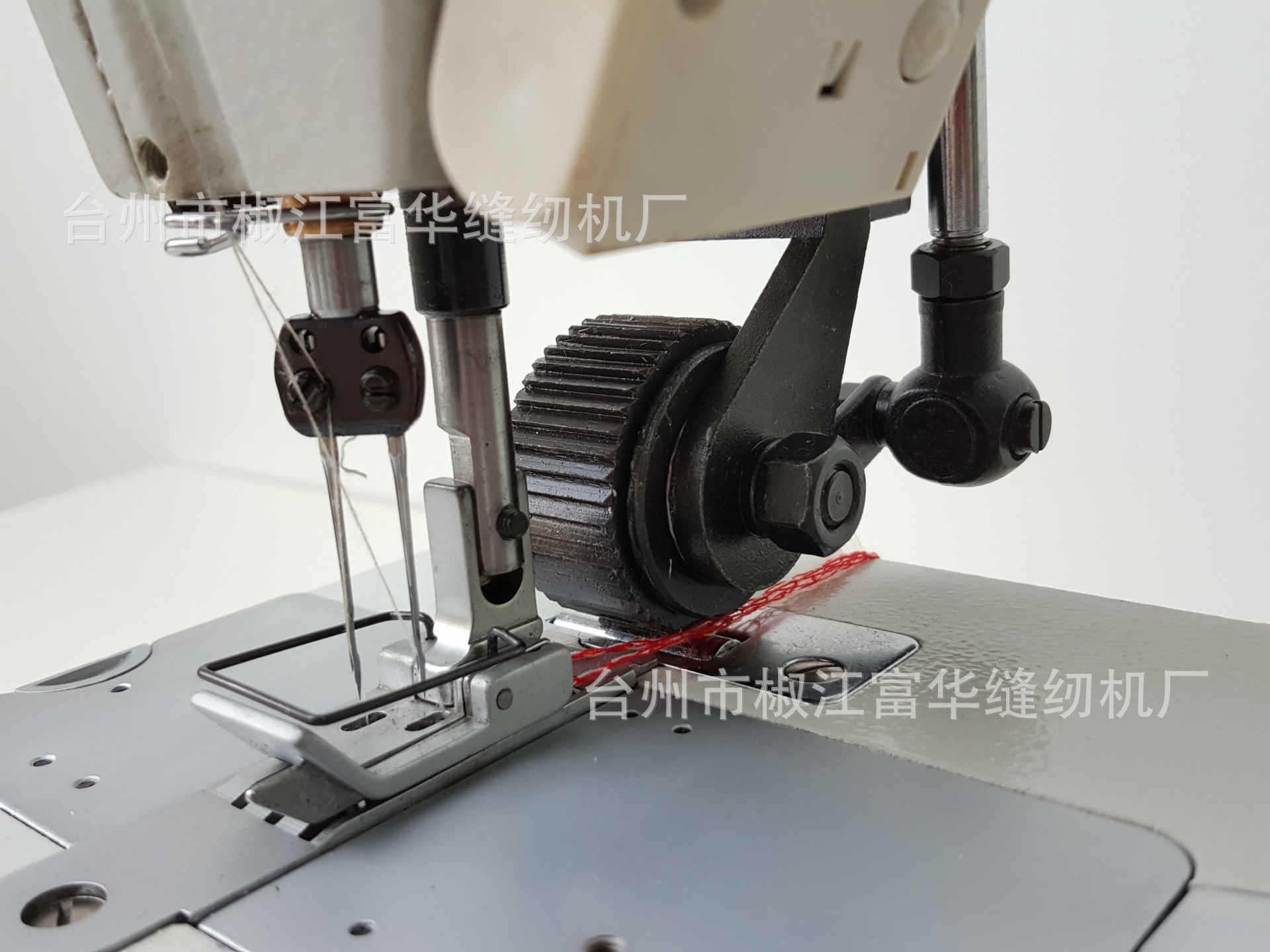 技术特色: 连杆式送料机构,针杆挑线,弯针勾线,形成双线链式线迹.