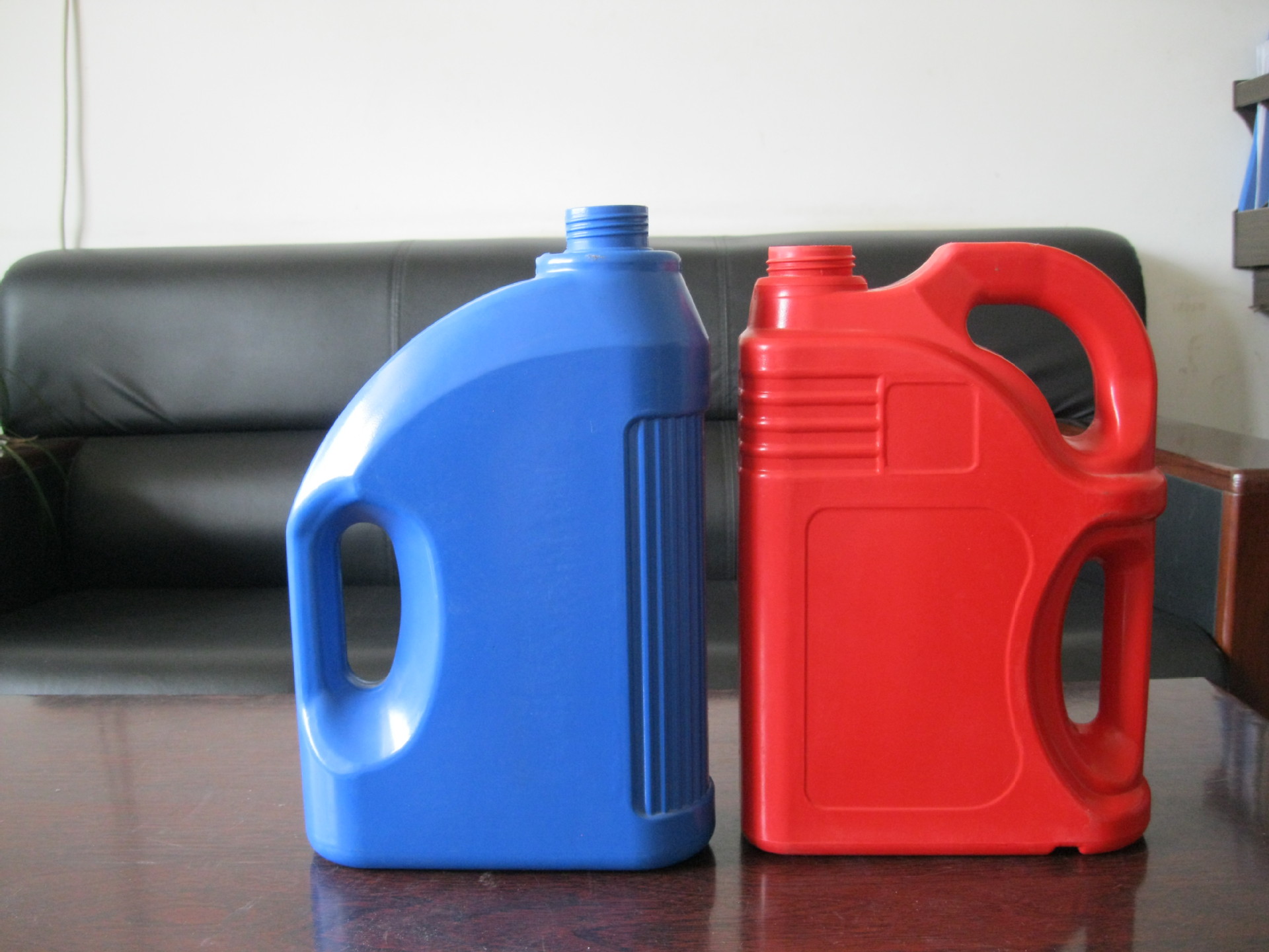 4升防冻液壶机油壶吹瓶机河北山东吹瓶机厂家通信膜内贴