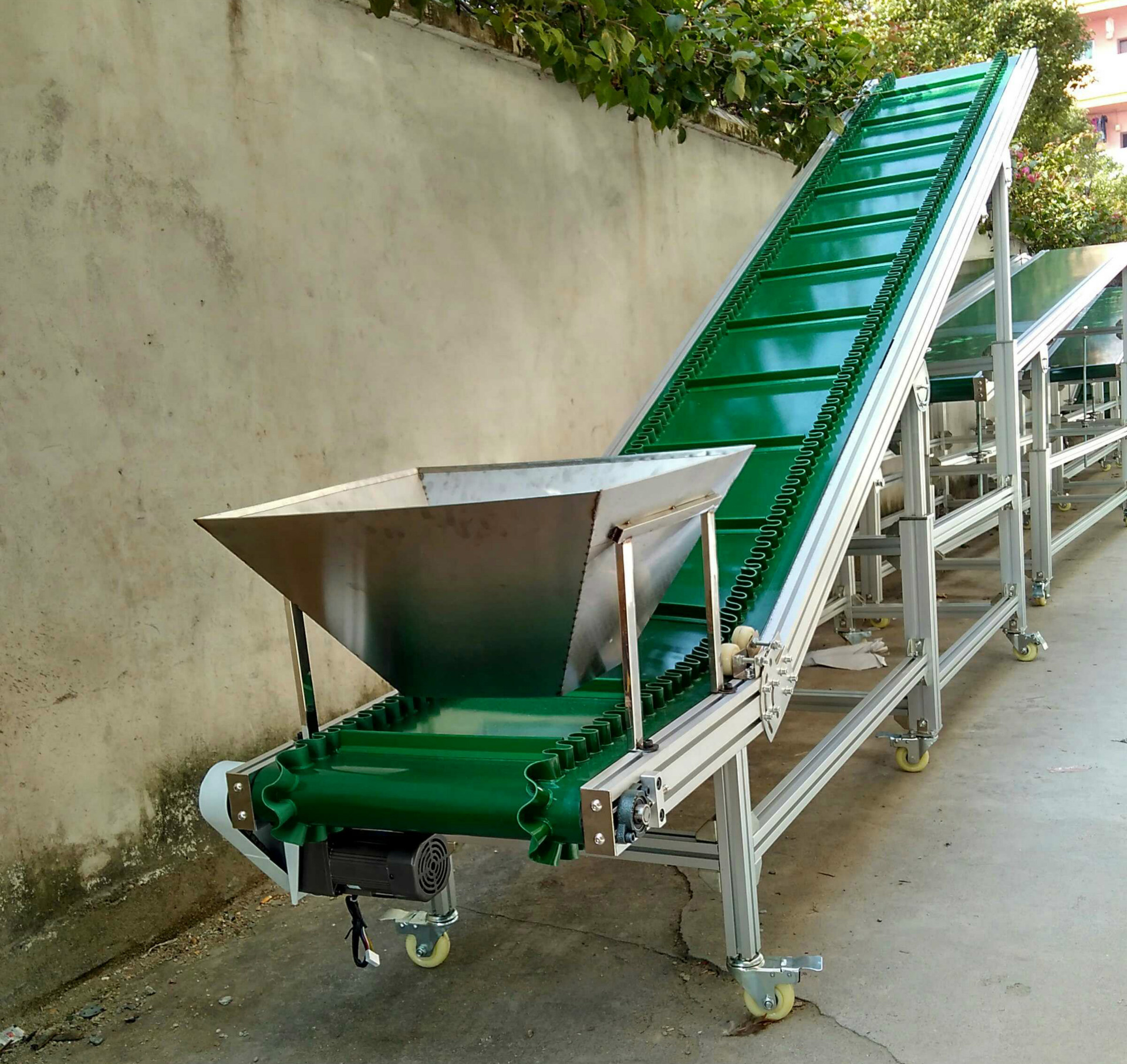 订做皮带爬坡机裙边挡板爬坡输送机防滑pvc移动升降送料提升机