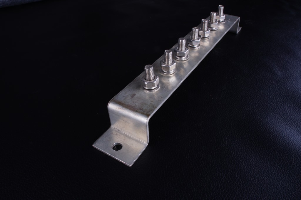 同时,"佰利嘉"系列接地汇流排所特有的"绝缘挡板