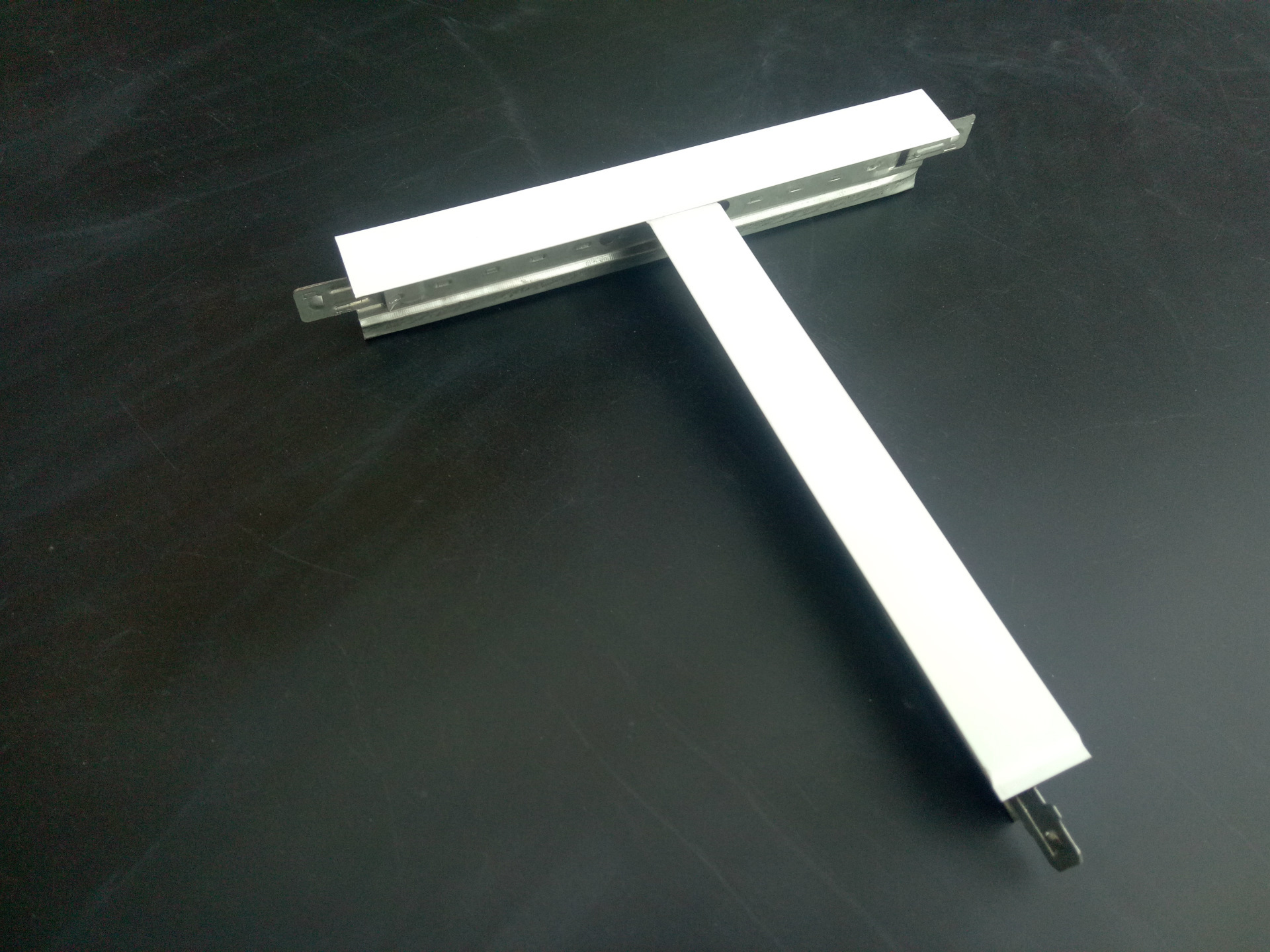 烤漆龙骨厂家现货销售黑线32凹槽t型烤漆龙骨 岩棉玻纤吊顶用