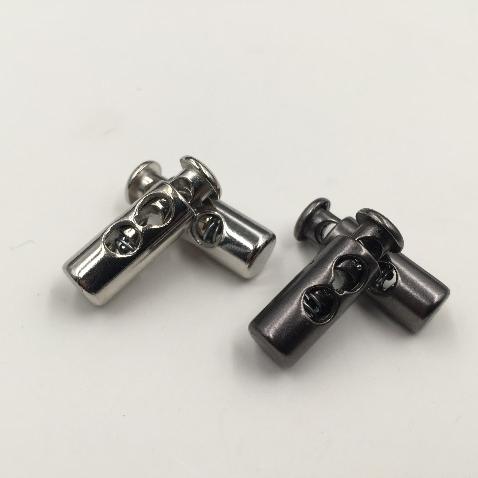 厂家直销 锌合金 电镀单孔 双孔绳扣 弹簧扣 吊钟 衬衣辅料专用纽