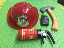 消防帽玩具道具儿童消防员服装配件塑料灭火筒斧头对讲机指南针