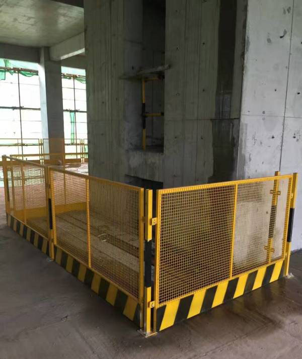 施工电梯井口安全防护