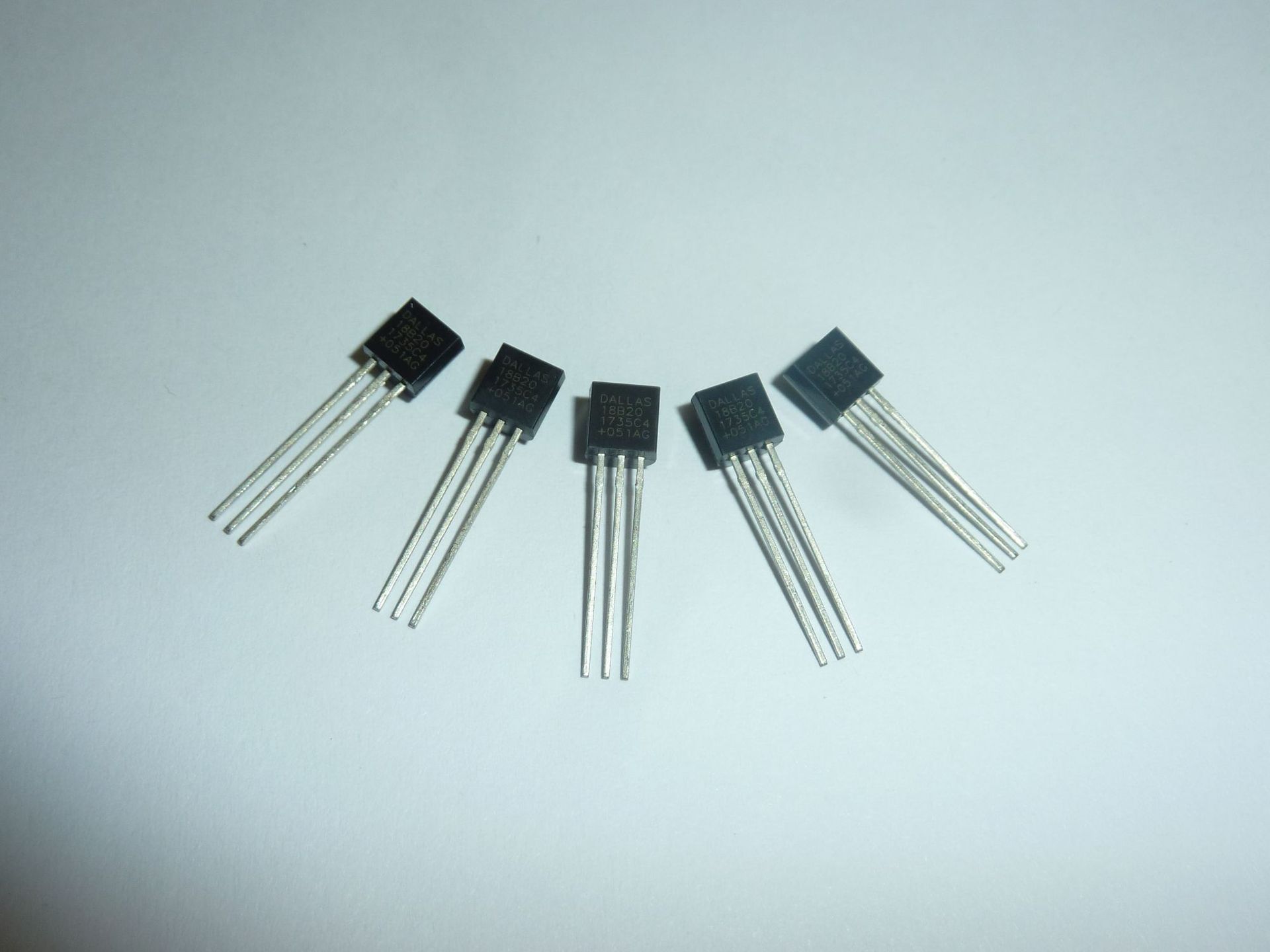 批发国产18b20包上机 ds18b20数字温度湿度传感器ic 数字测温控制