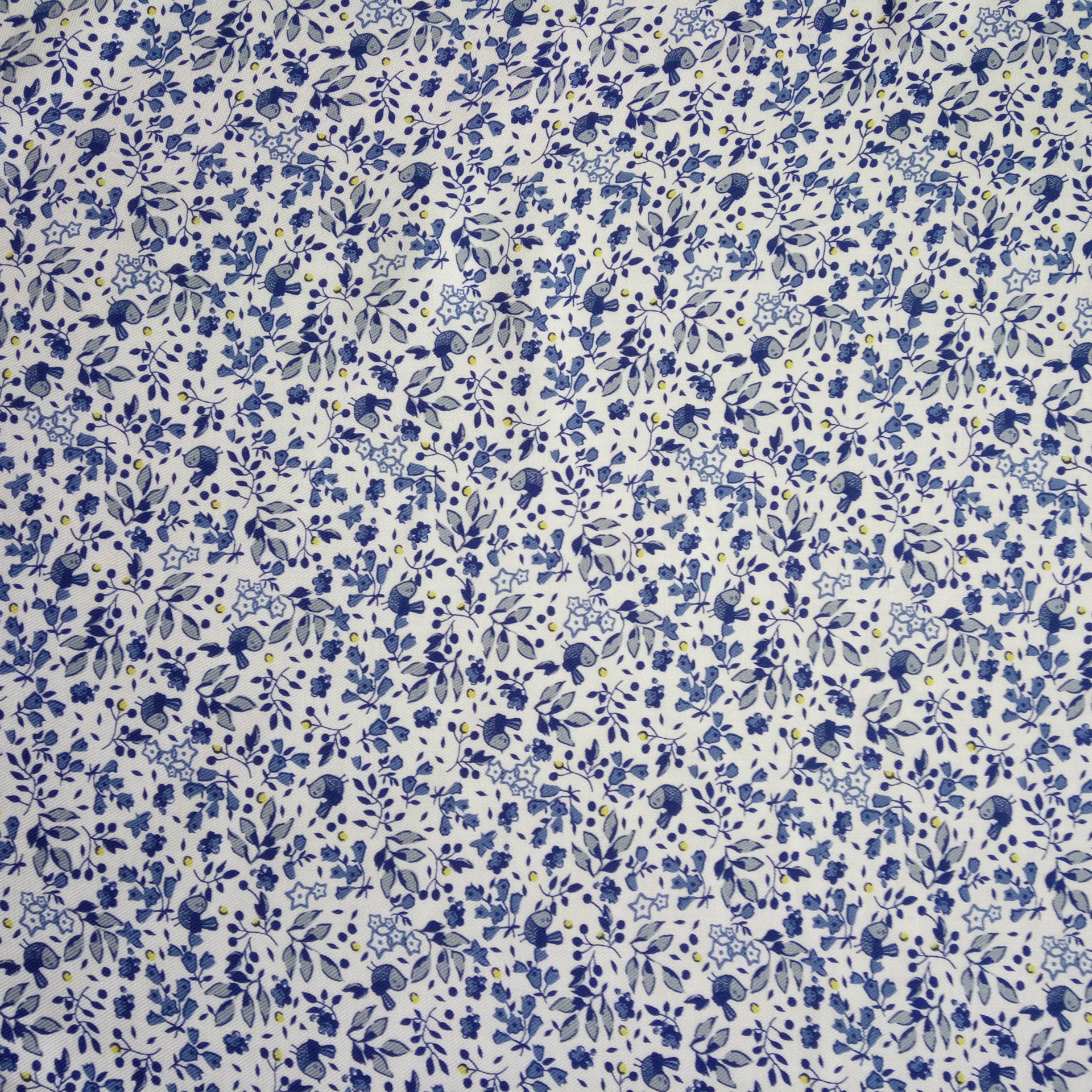2/2双面斜纹 白底藏青小鸟小碎花印花布 2018年时尚服装人棉面料