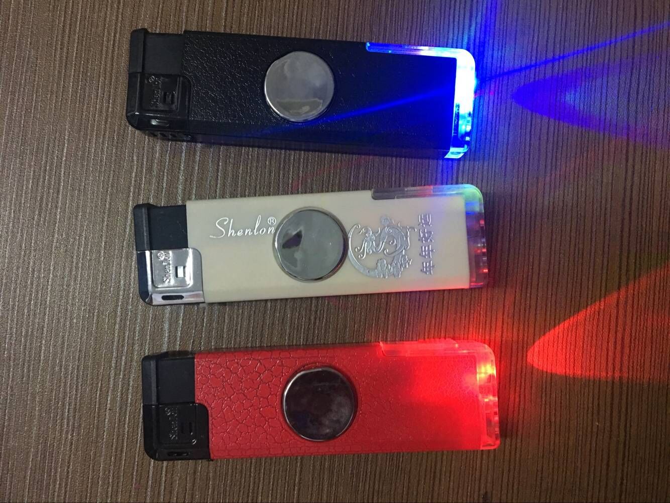 2018新款 塑料指尖陀螺电子打火机 底部彩灯 实用好玩带充气