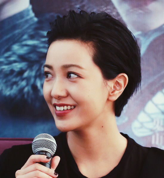 超短发的郭采洁也爱背头!五官精致小巧的她当然不怕露出整张脸.