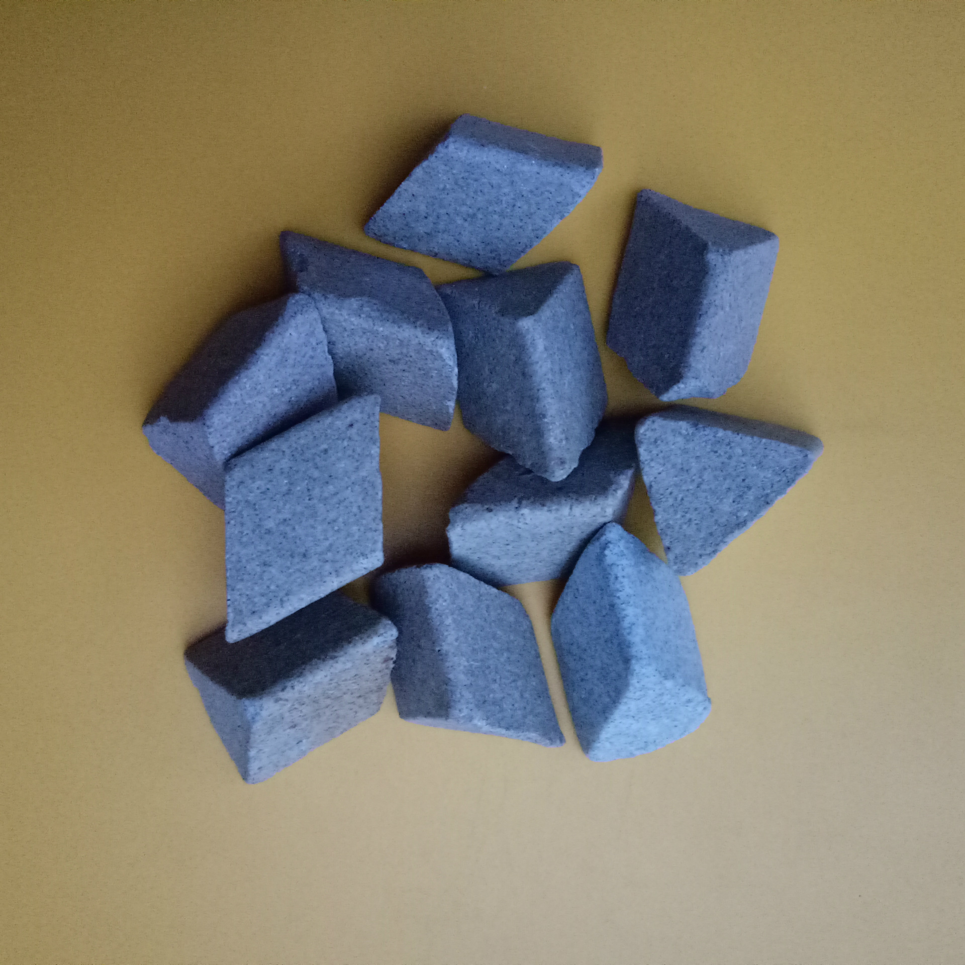 厂家直销棕刚玉研磨石 去毛刺磨料抛光研磨石 倒角磨料 圆柱2mm