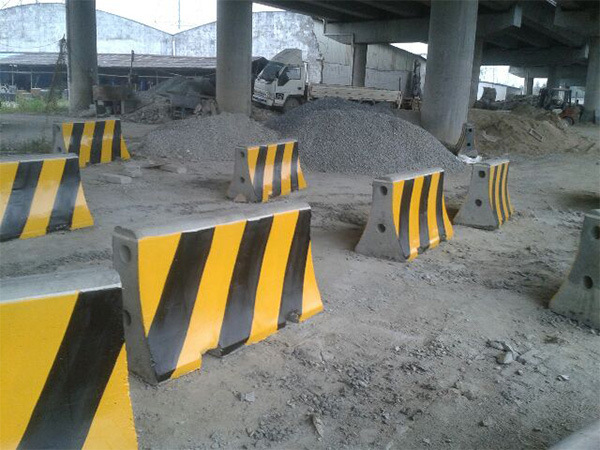 交通隔离墩马路隔离墩防撞水泥水马广东佛山水泥厂可定制批发