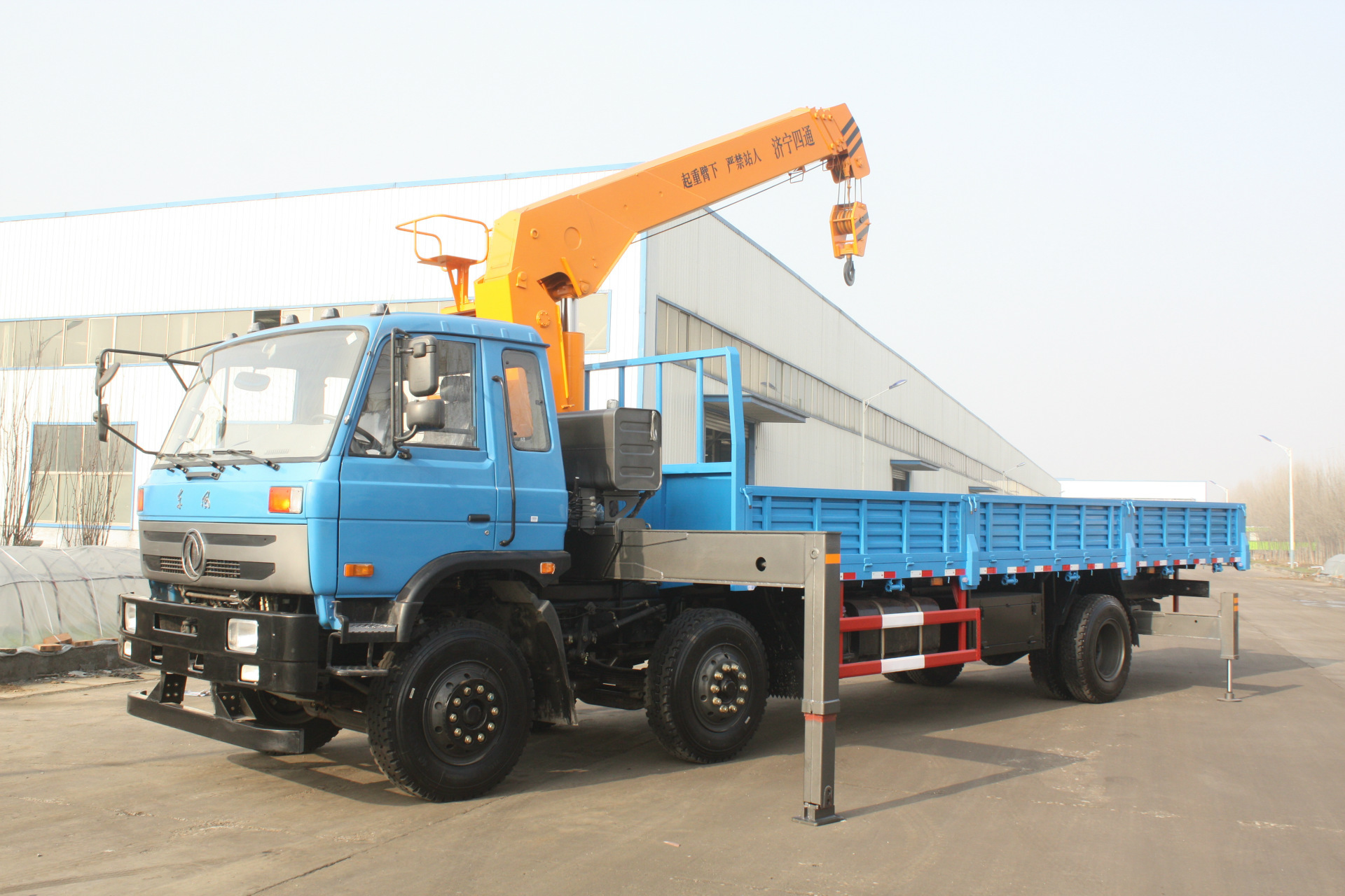 济宁四通长期供应8吨吊车随车吊车生产厂家精品随车吊