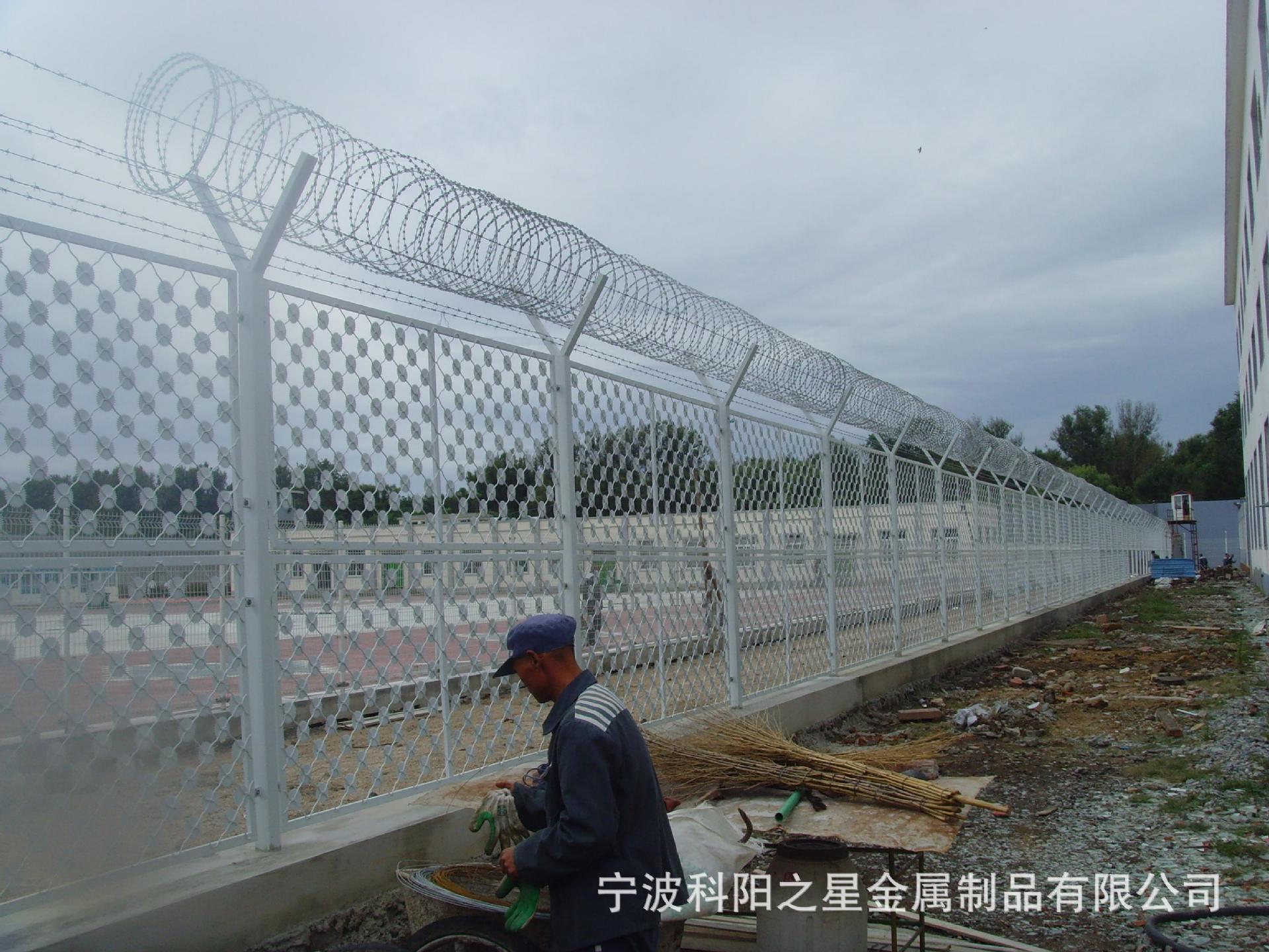 批发带刺绳铁丝网监狱护栏网双圈护栏网定制