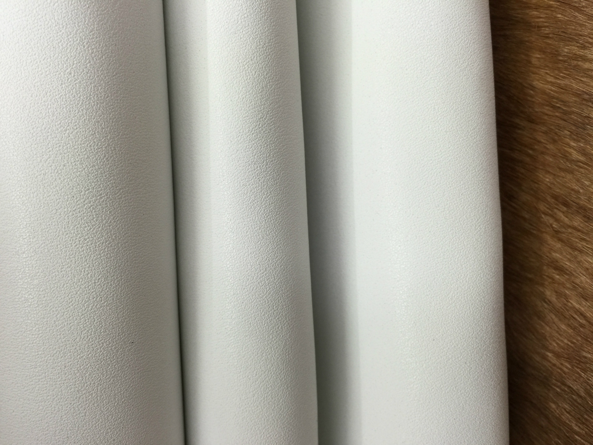 【海涛皮业】厂家直销二层移膜革r8纹白色沙发革箱包牛皮真皮皮料