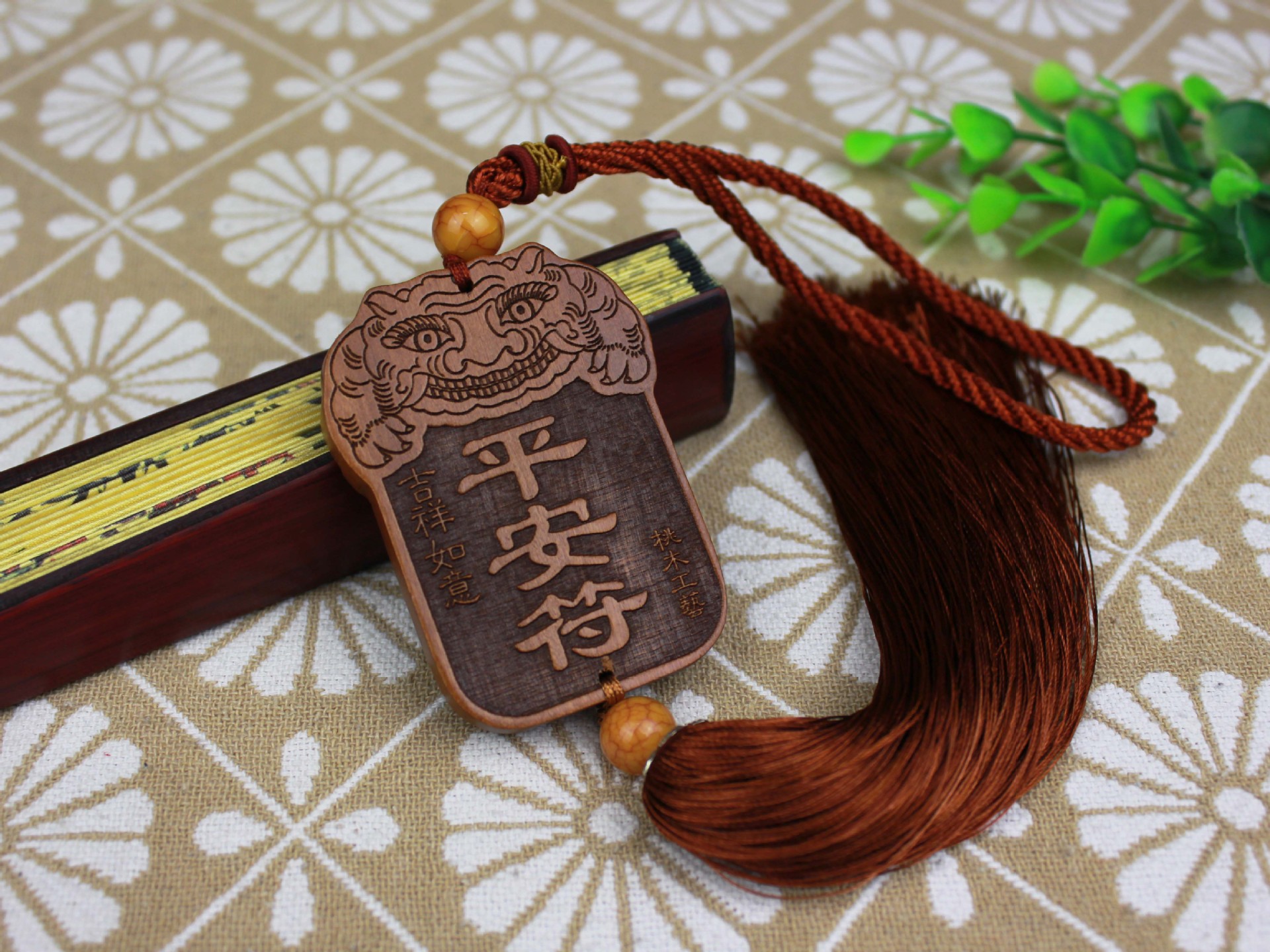 厂家热销桃木雕刻貔貅平安符汽车挂件 出入平安实木车挂免费定制