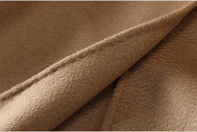 此款 面料是20%山羊绒 80%澳洲羊毛水波纹双面呢, 手感非常舒适顺柔