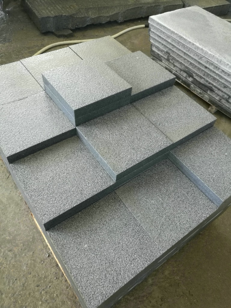 g655芝麻灰矿山荒料成品毛板路缘石地铺