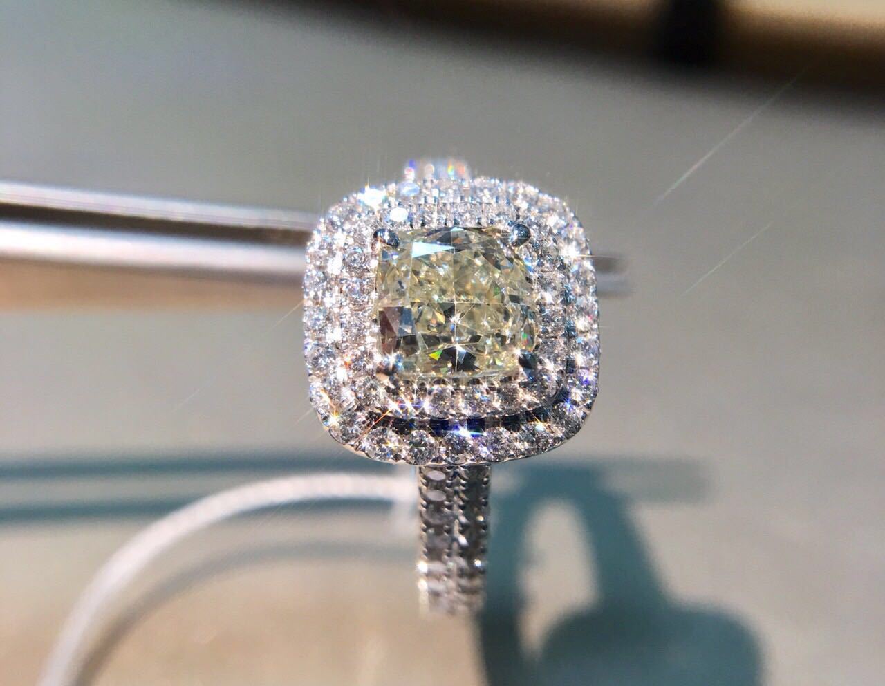 雅度珠宝 公主方形钻石戒指女18k群镶钻戒一克拉奢华钻戒女