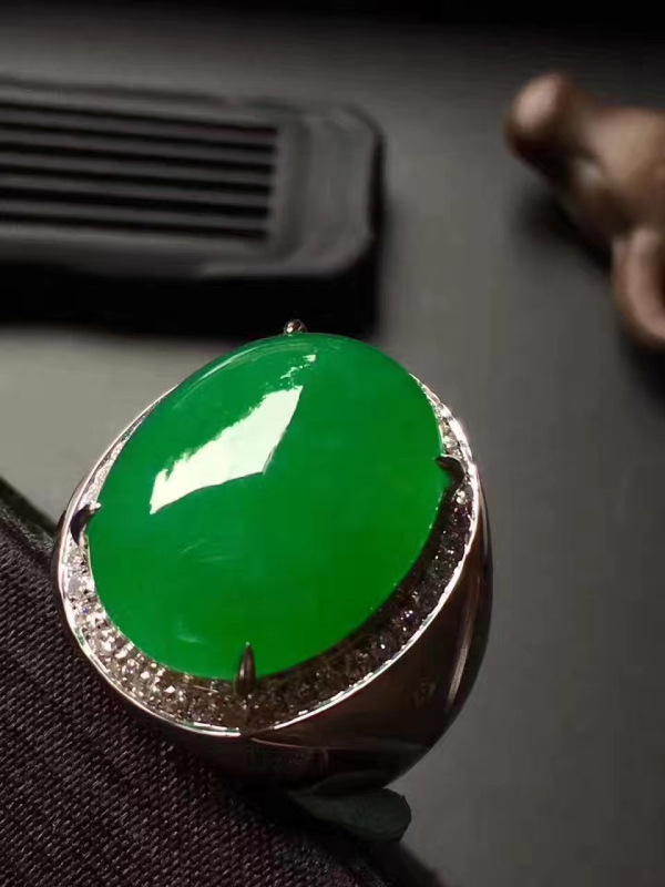 翡翠玉冰绿 通透满阳绿蛋面钻镶嵌男戒戒指