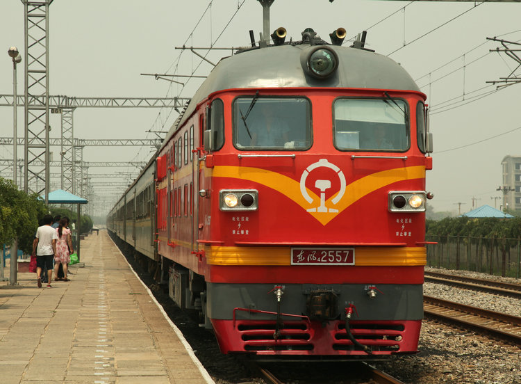 东风火车头4b内燃机车仿真电动轨道火车绿皮火车模型玩具