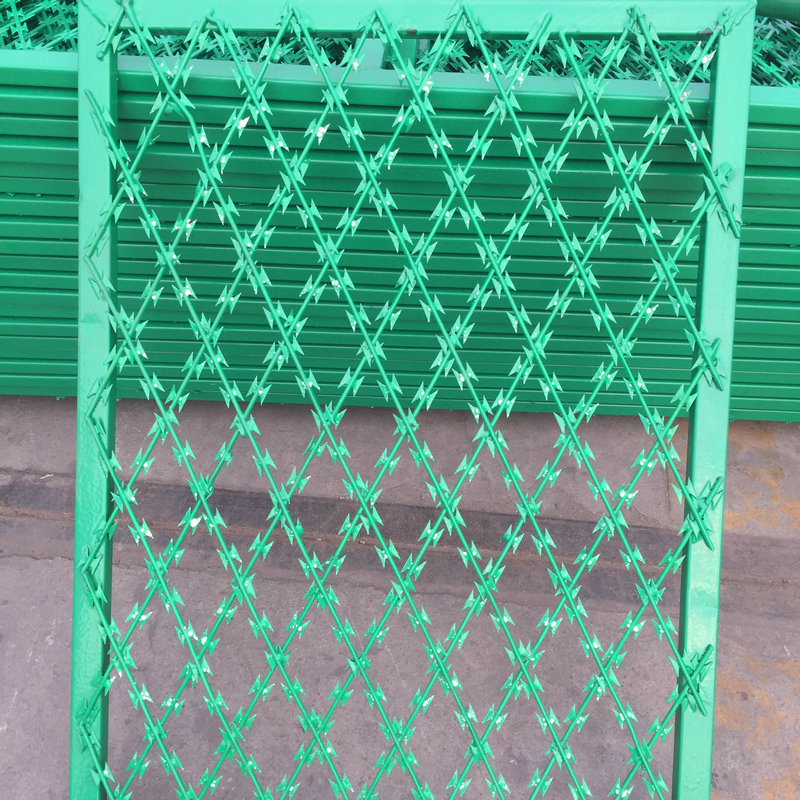 刺丝护栏网刀刺围栏喷塑刀片刺绳防爬刺网定 制河北安平