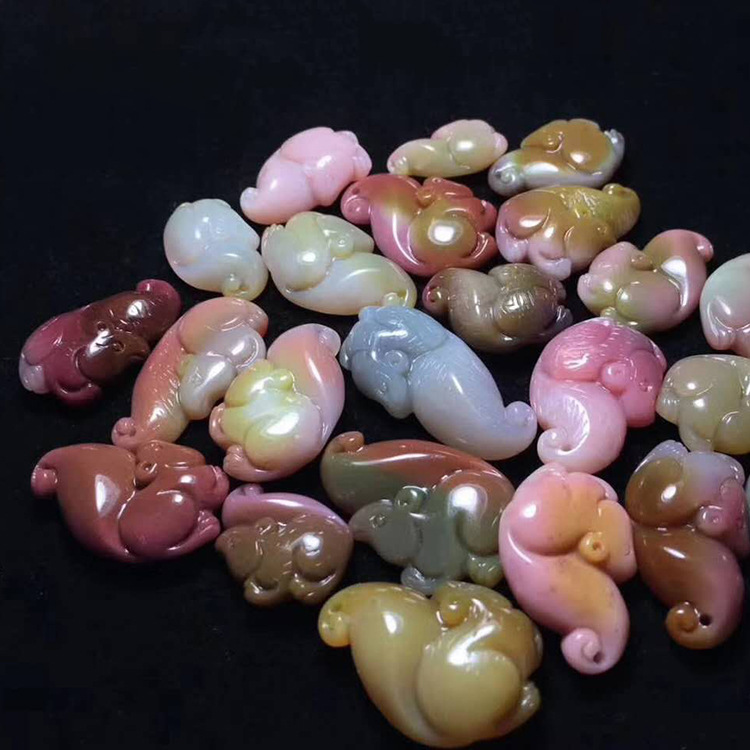 可塘厂家直销 天然盐源玛瑙雕刻 彩色松鼠雕件配饰