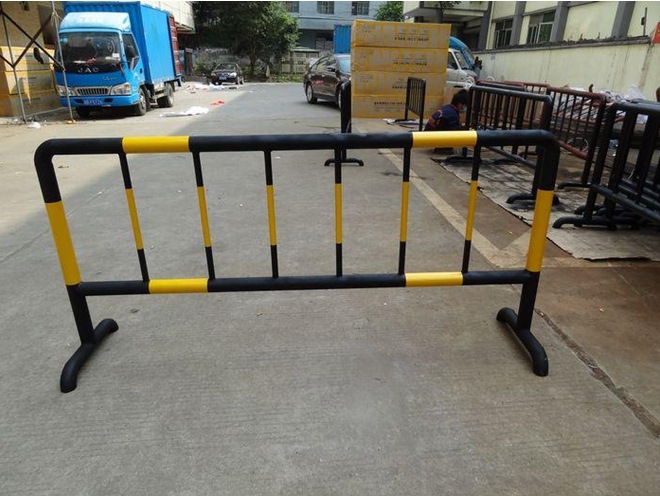 湖北天门黄黑防撞铁马护栏定制交通临时安全隔离白红铁马护栏
