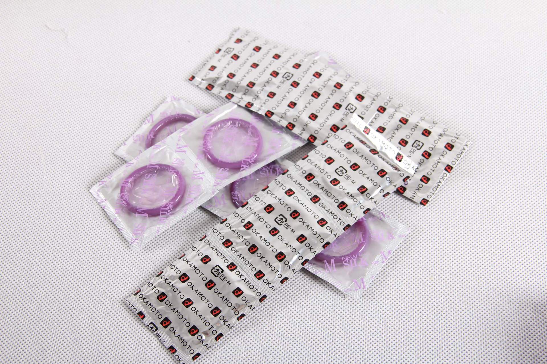 冈本002安全套持久延时003超薄贴身夫妻情趣成人用品批发