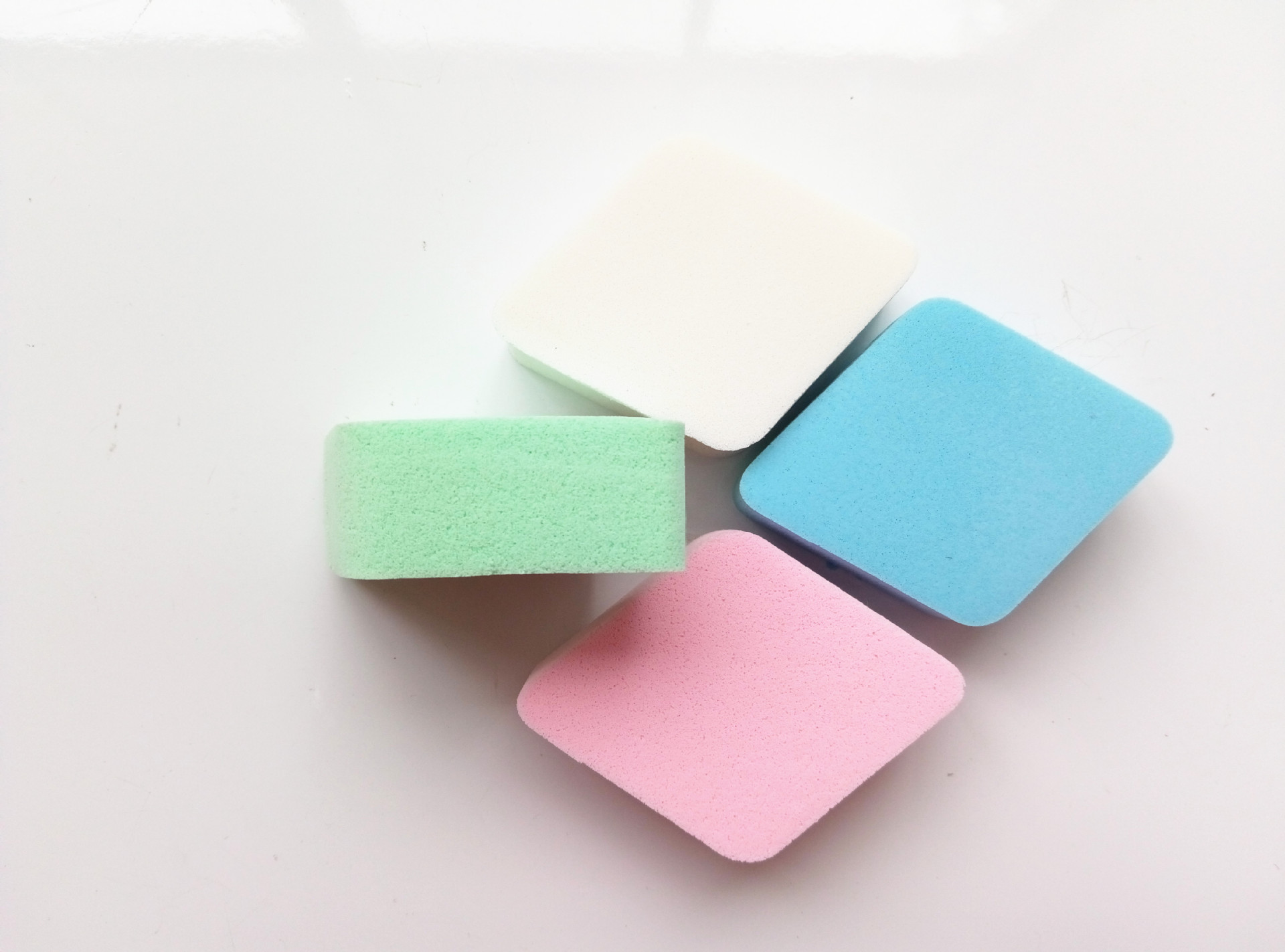 菱形粉扑四色海绵化妆粉扑亲水性 加厚干湿两用海绵扑粉底扑批发