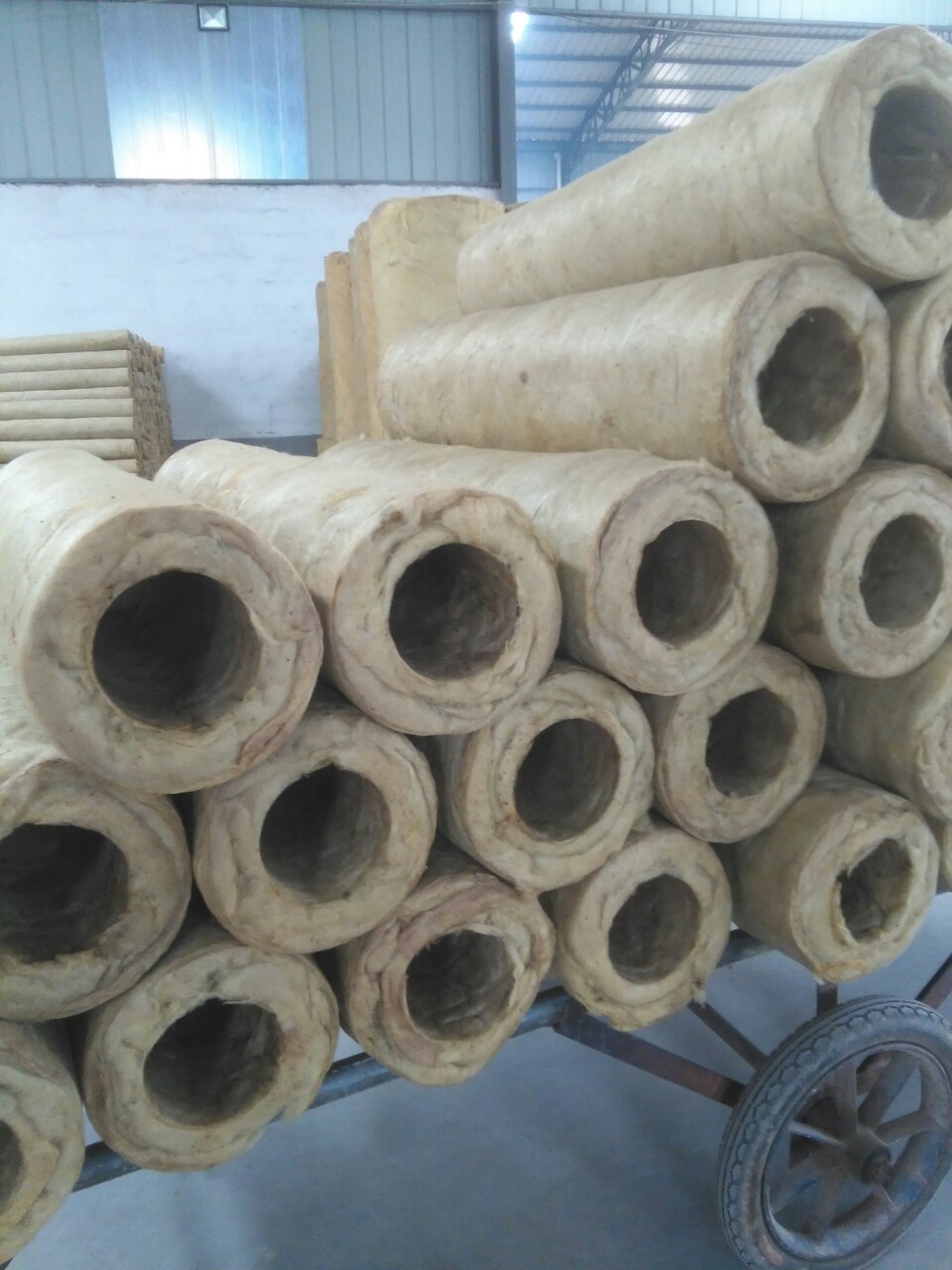 厂家批发岩棉管 规格多样 欢迎咨询洽谈